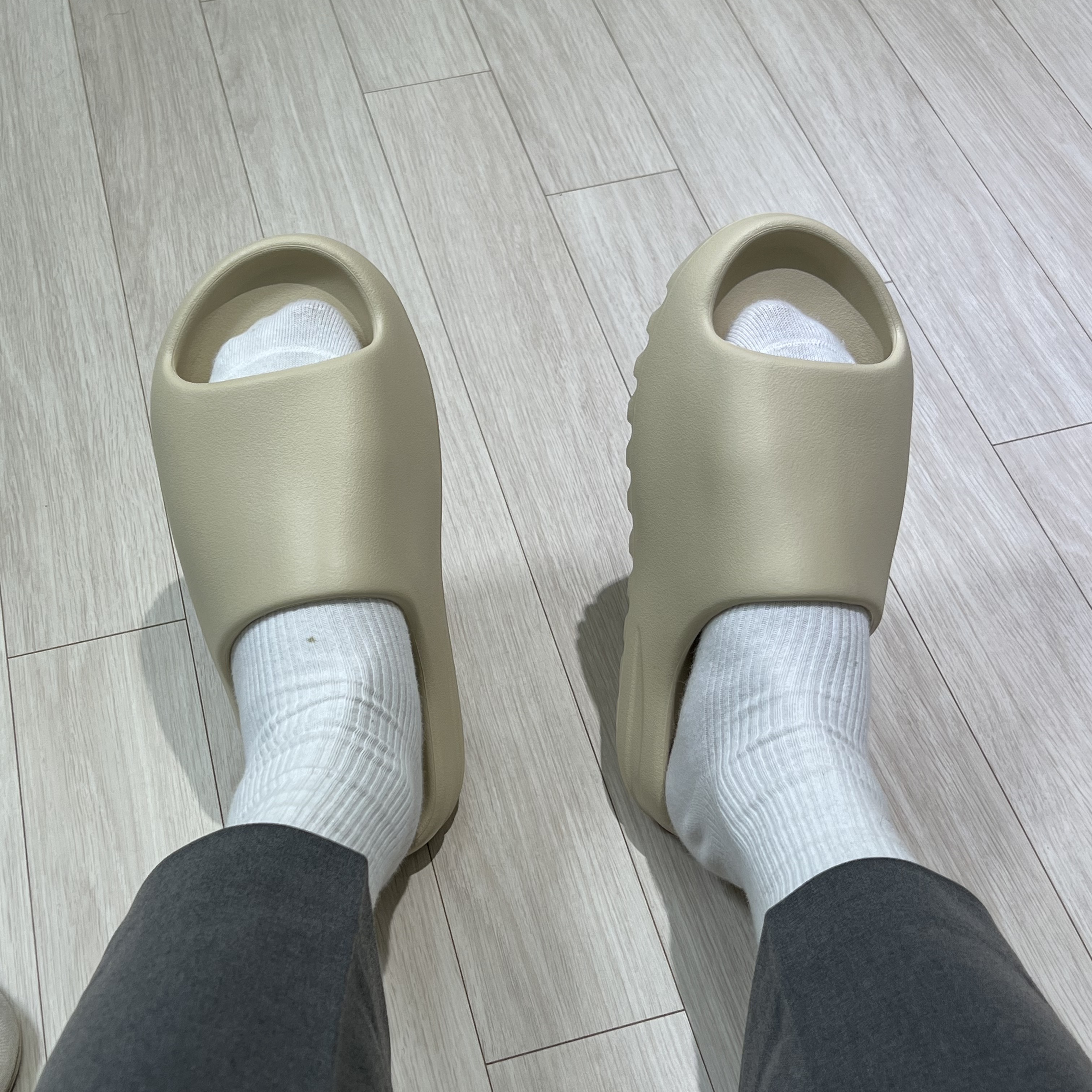 Adidas Yeezy Slide Bone 2022/2023 착용 스타일 - 3