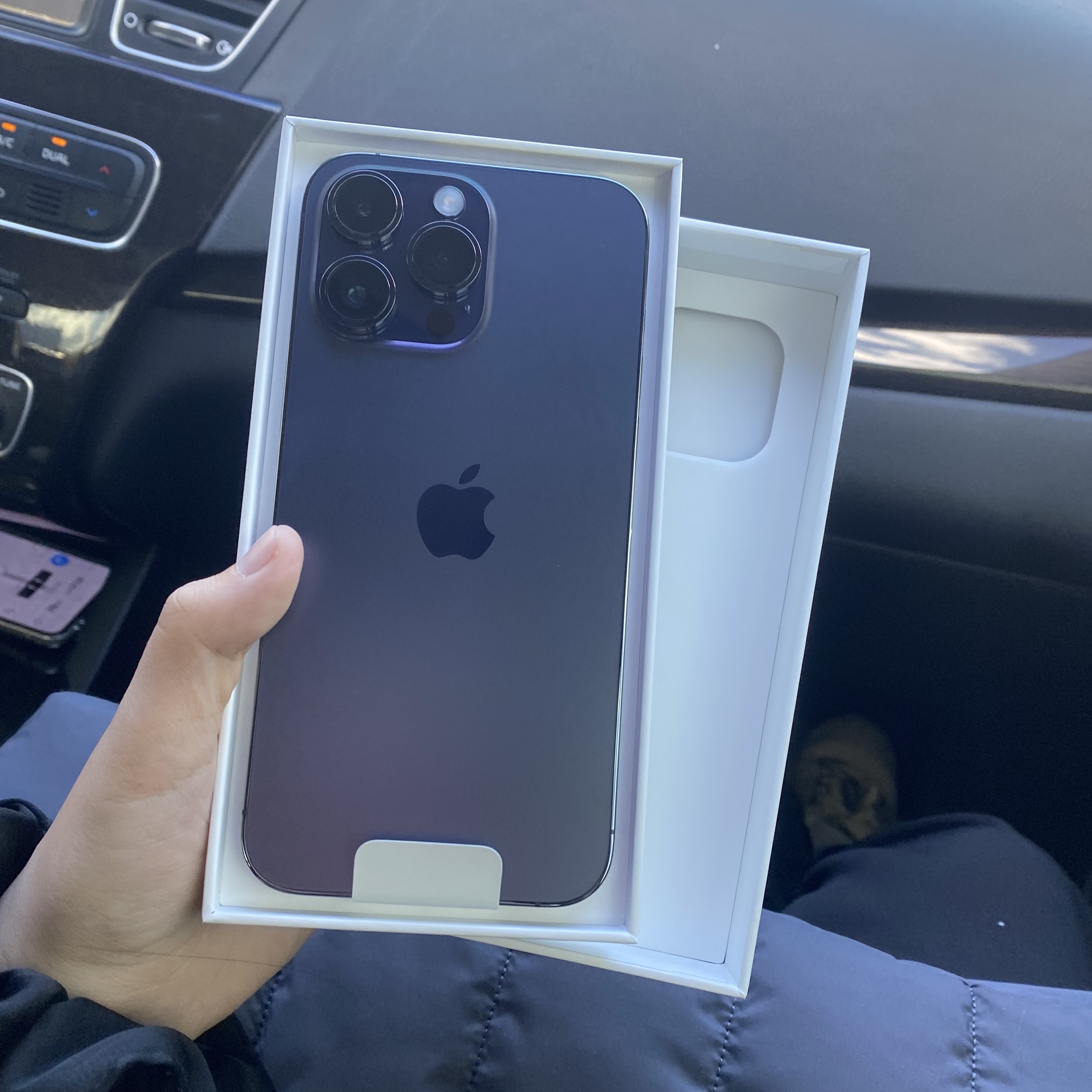 Apple iPhone 14 Pro Max 128GB Deep Purple (Korean Ver.) 착용 스타일 - 2