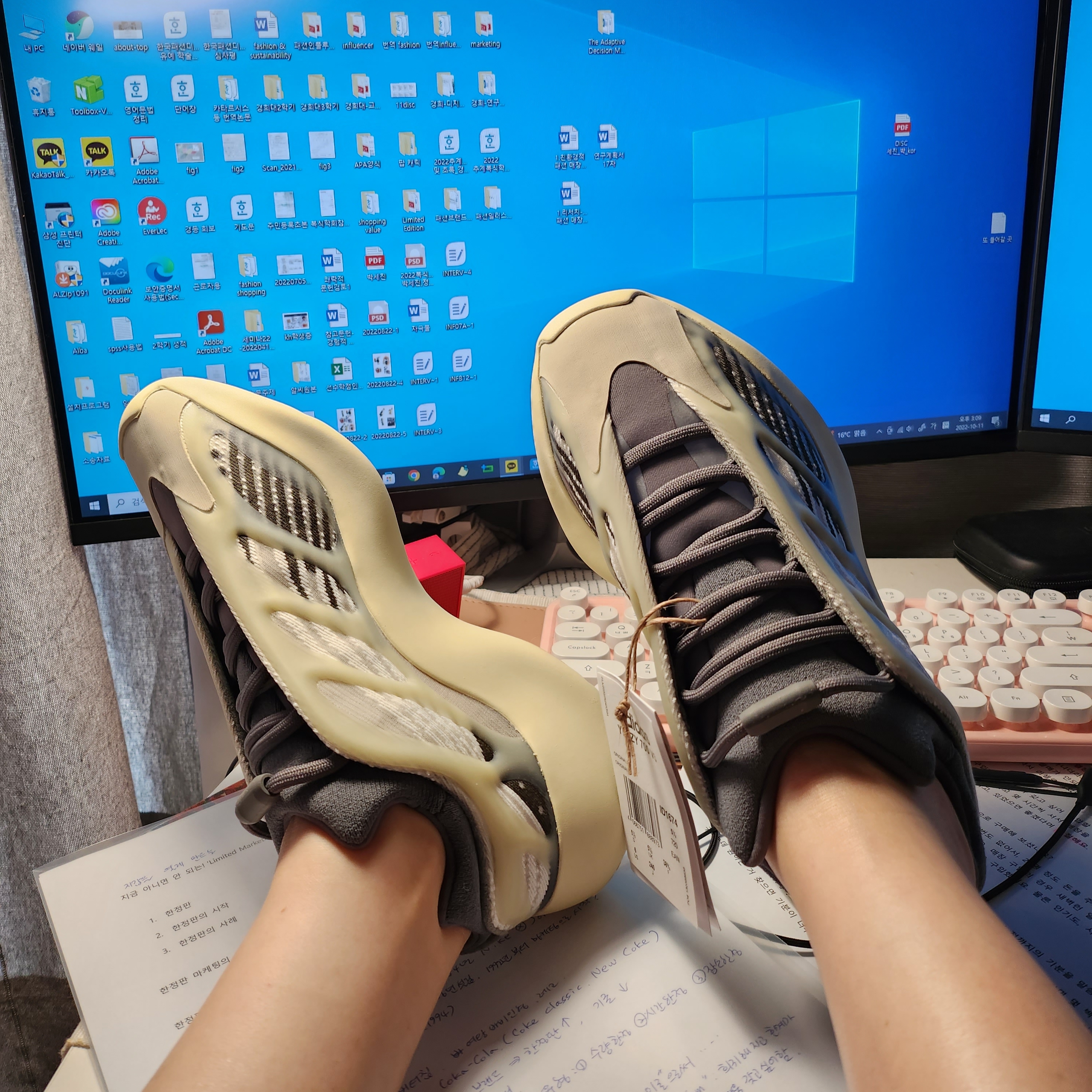 Adidas Yeezy 700 V3 Fade Salt 착용 스타일 - 1