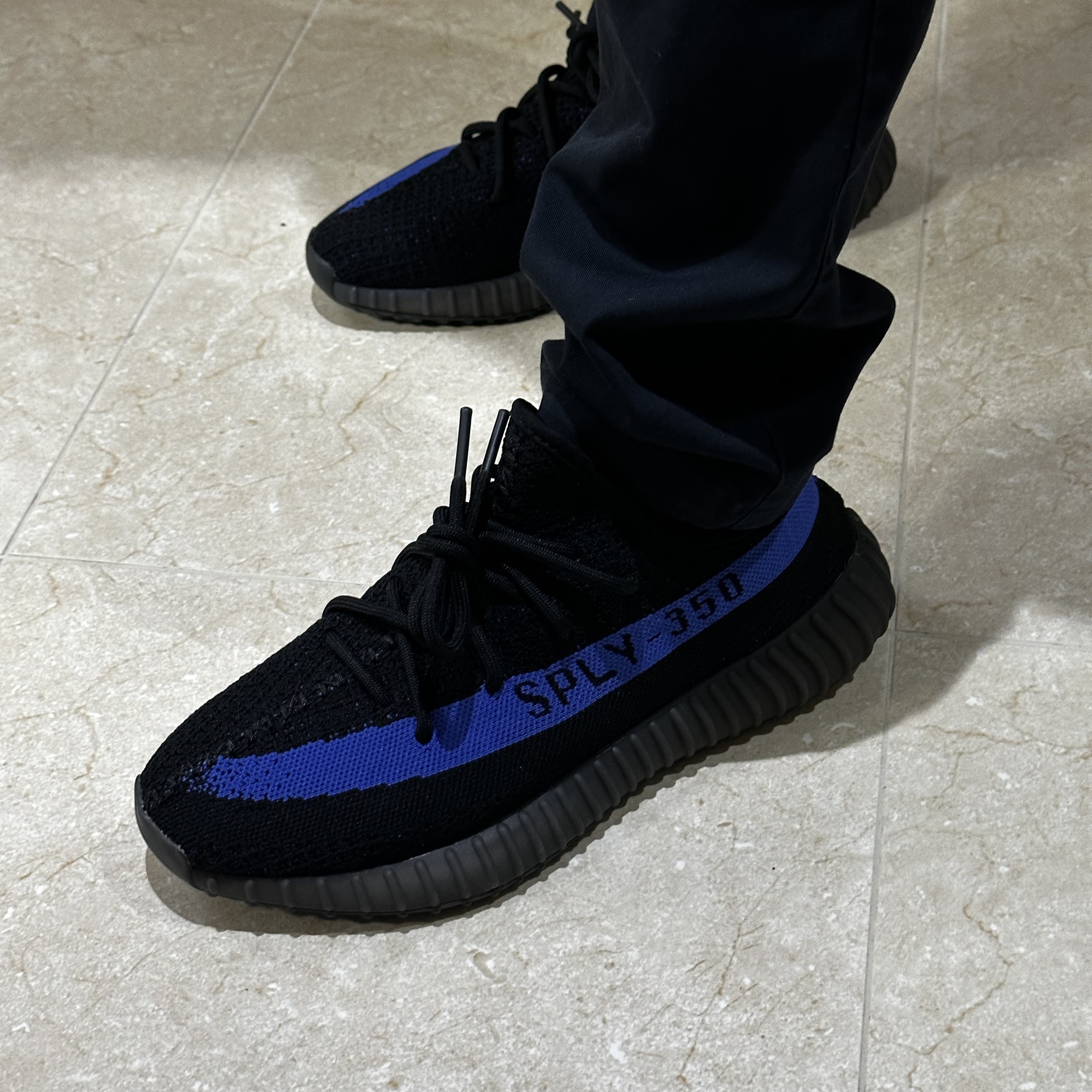 Adidas Yeezy Boost 350 V2 Dazzling Blue 착용 스타일 - 1