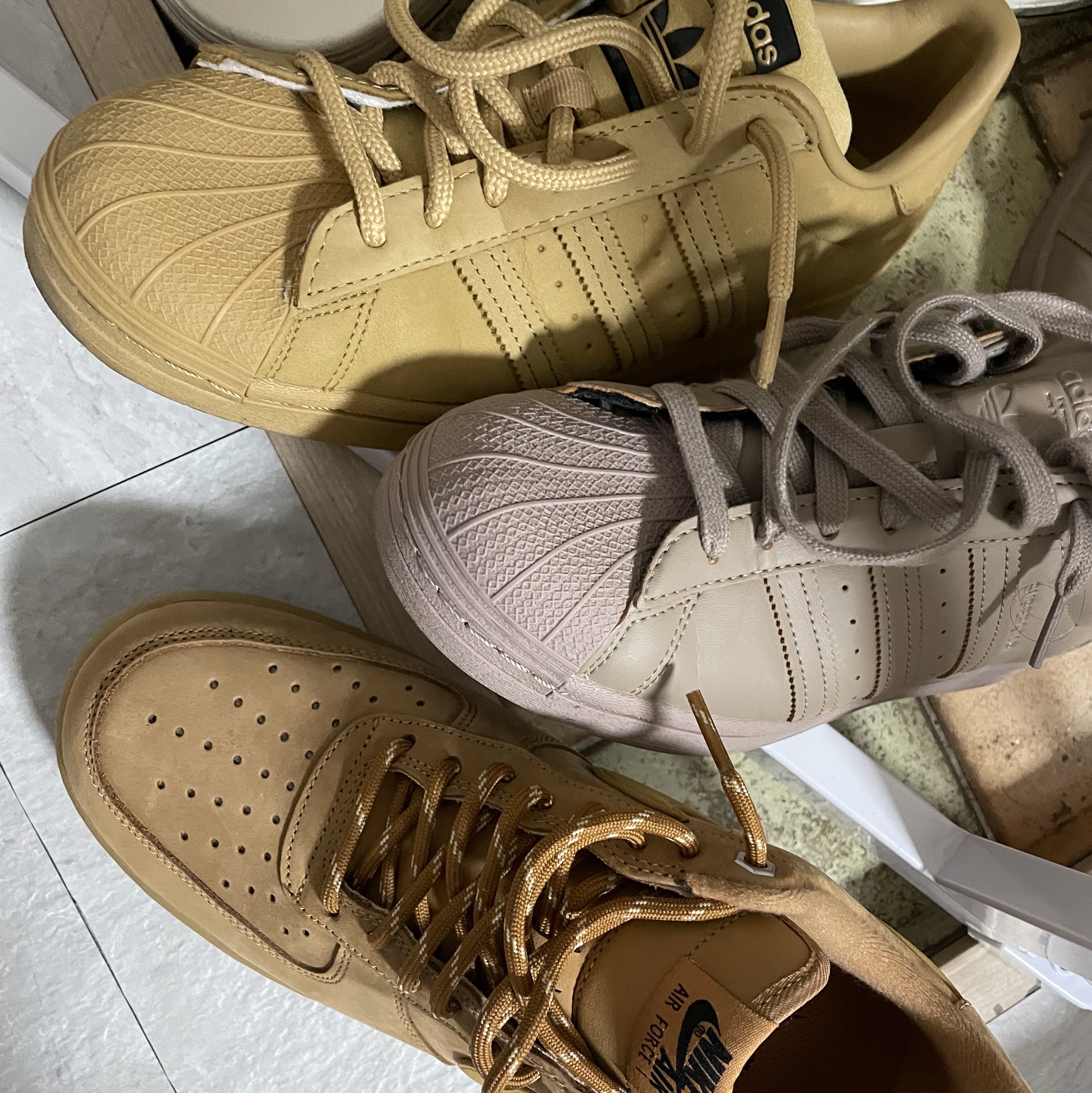 Nike Air Force 1 '07 WB Flax, Adidas Superstar Golden Beige 착용 스타일