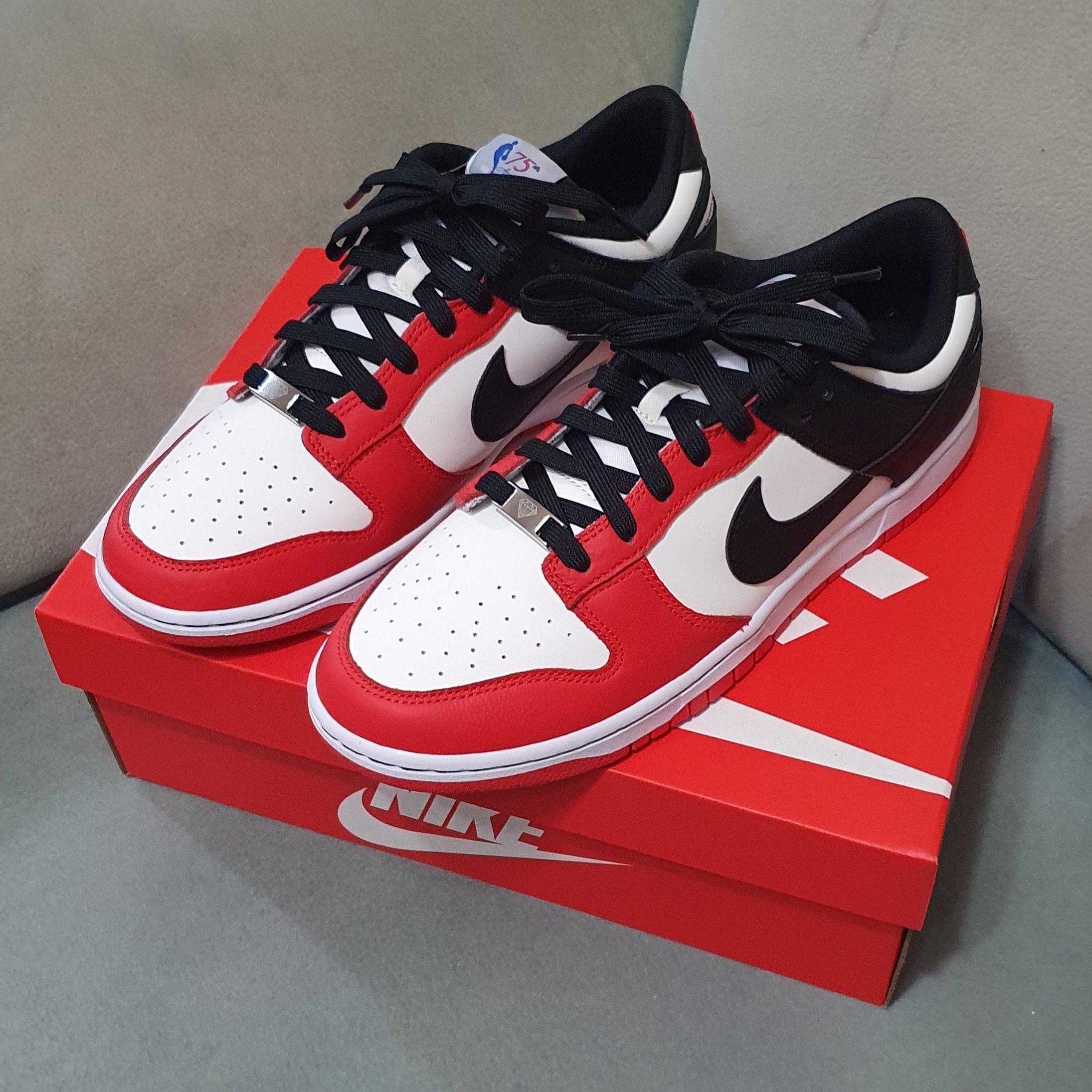 Nike x NBA Dunk Low Retro EMB Black and Chile Red 착용 스타일