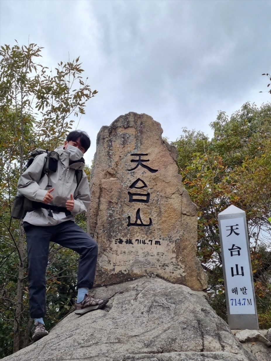 Nike ACG Storm-Fit ADV Chain of Craters Jacket Light Stone - Asia, Nike ACG Wizard Island Long Sleeve Top Black 착용 스타일 - 4