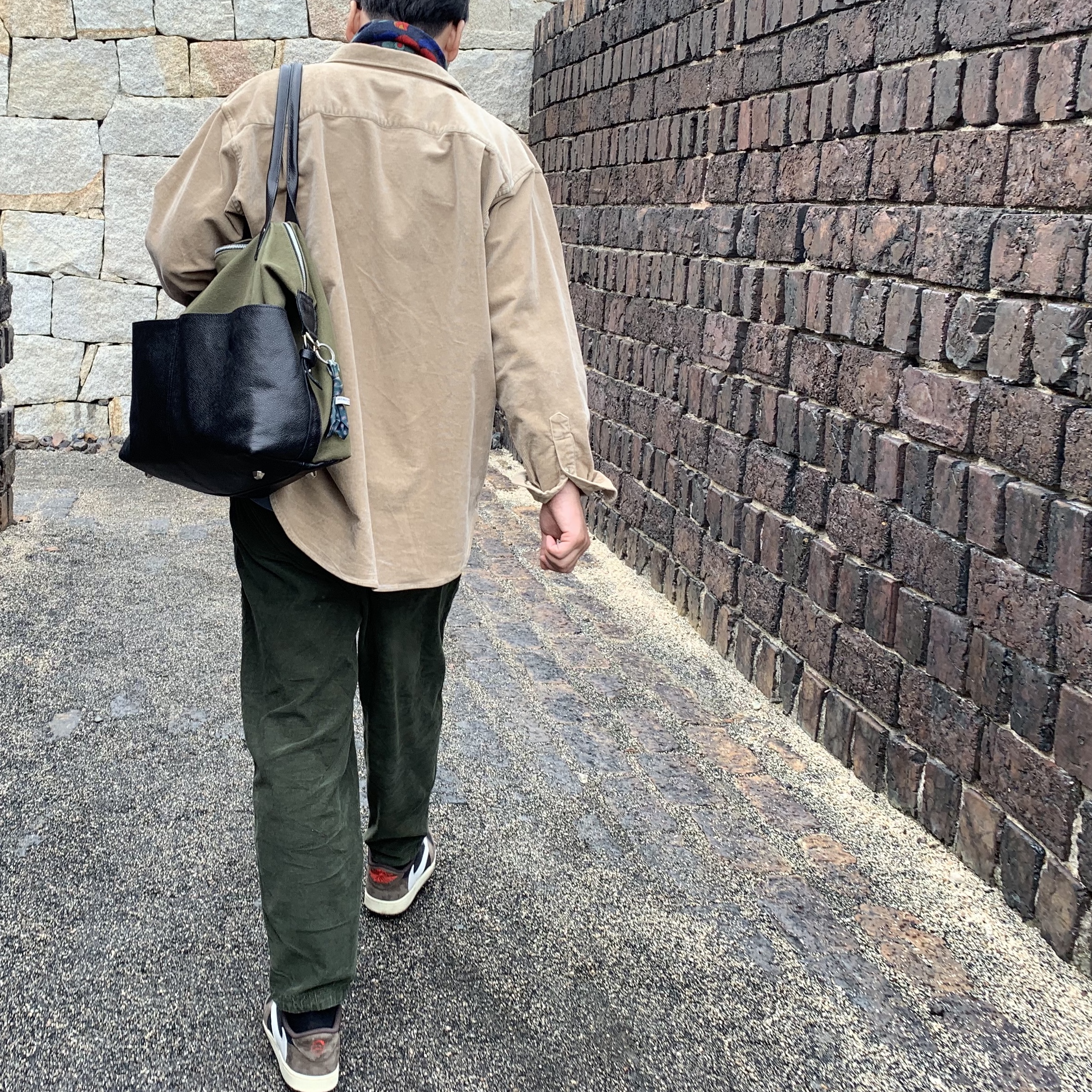 Jordan 1 x Travis Scott Retro Low OG SP Mocha 착용 스타일 - 1