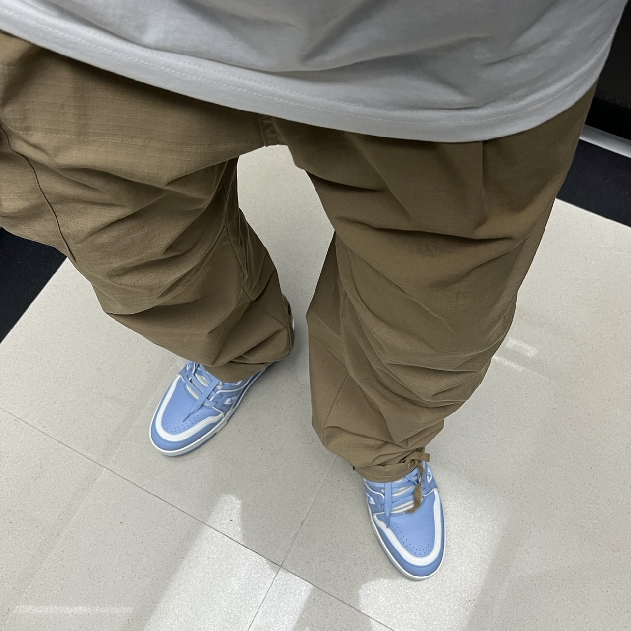 Louis Vuitton LV Trainer Sneakers Marine 착용 스타일