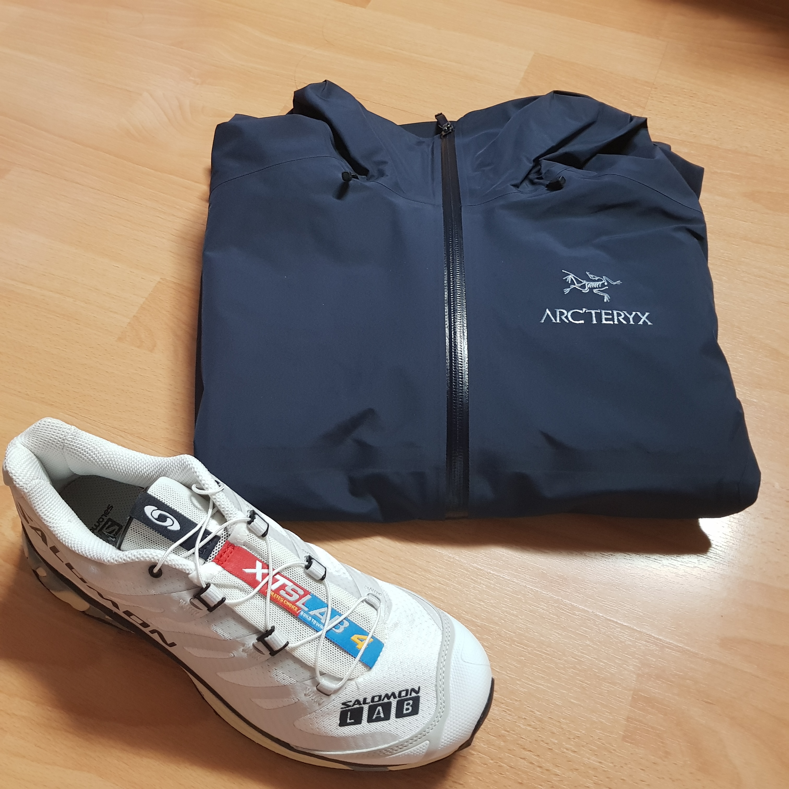 Arc'teryx Beta LT Jacket Black Sapphire, Salomon XT-4 White Lunar Rock 착용 스타일 - 2