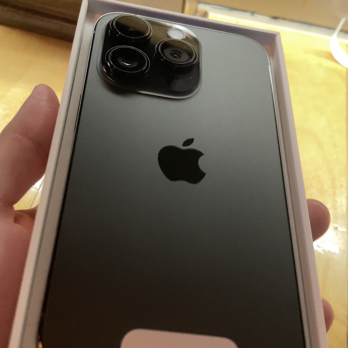 Apple iPhone 14 Pro 128GB Space Black (Korean Ver.) 착용 스타일 - 1
