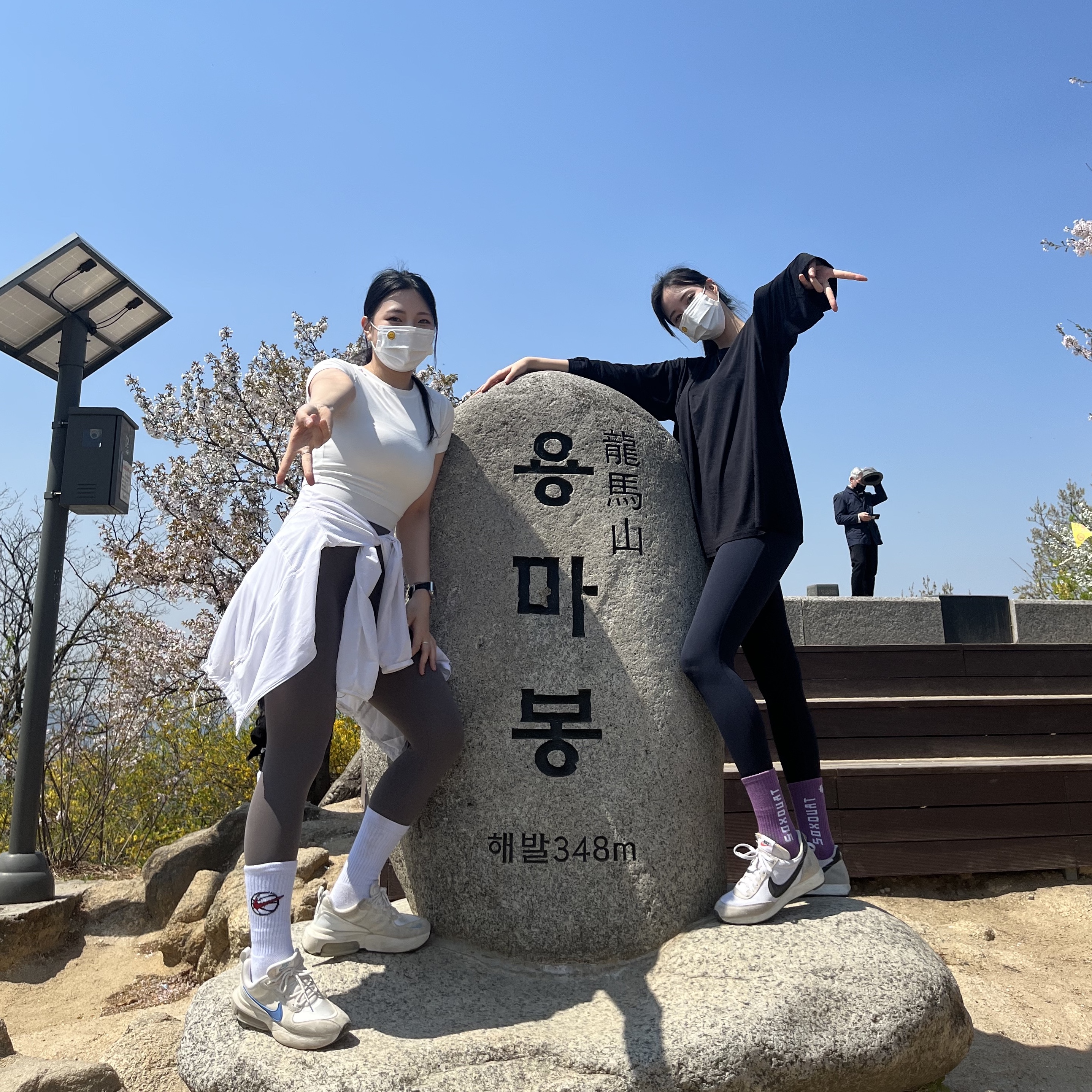 (W) Nike Air Max Verona Summit White Coast, Nike Air Tailwind 79 White Phantom Black 착용 스타일 - 1