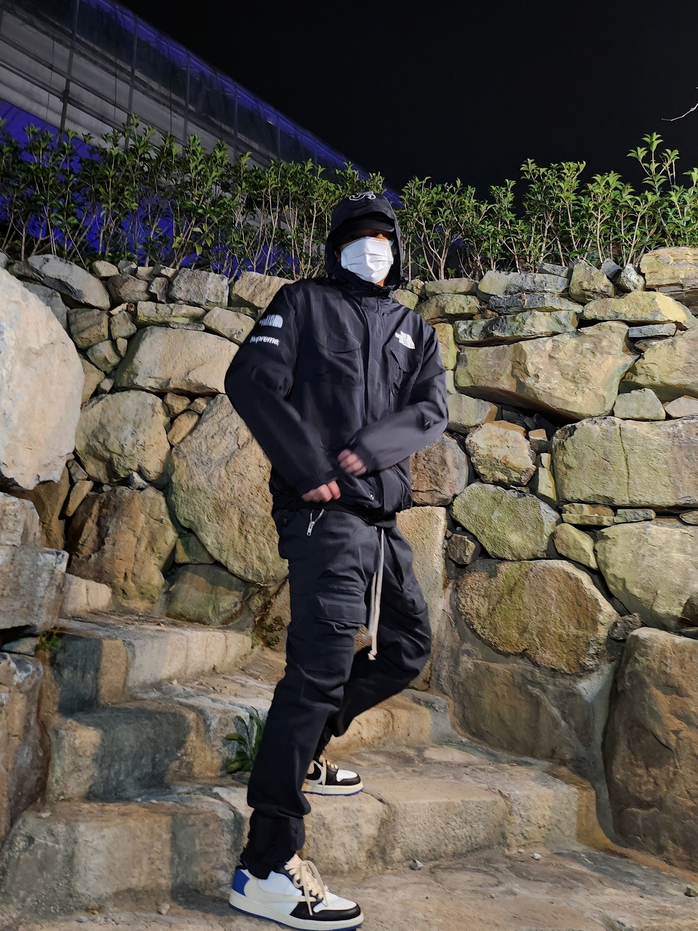 Supreme Washed Chino Twill Camp Cap Black, Supreme x The North Face Trekking Convertible Jacket Black - 22SS 착용 스타일 - 1