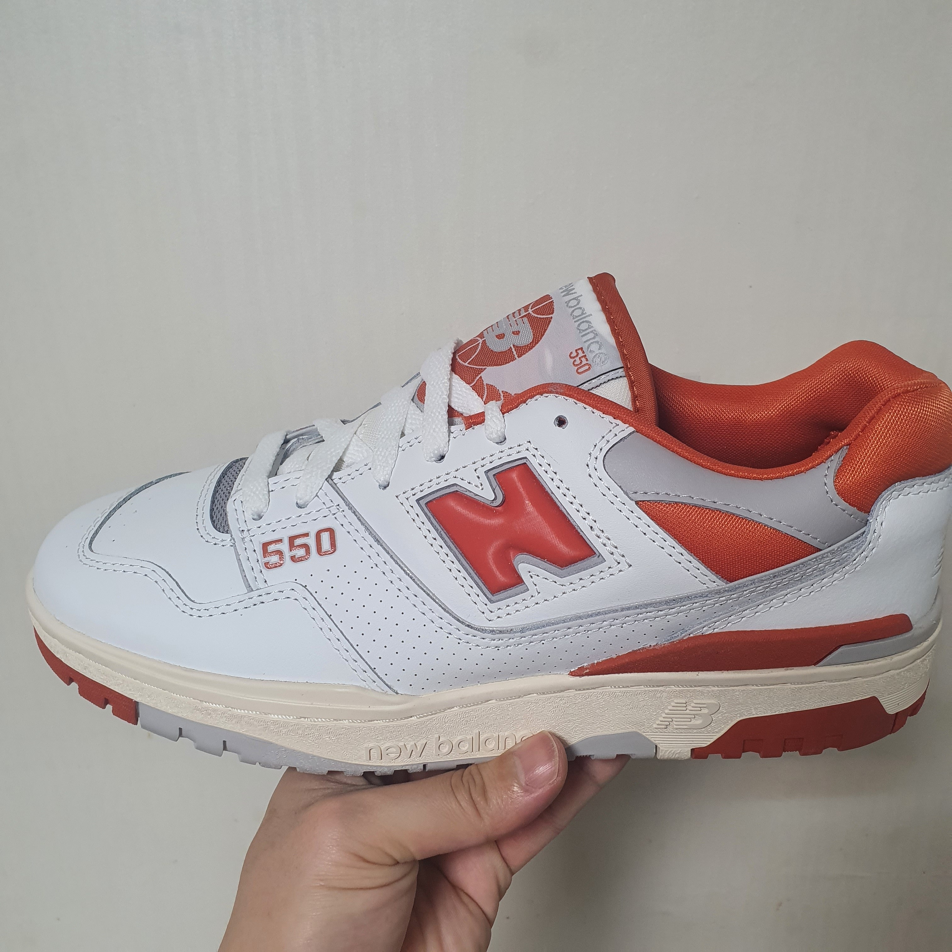 New Balance x Size? 550 College Pack Orange 착용 스타일 - 1