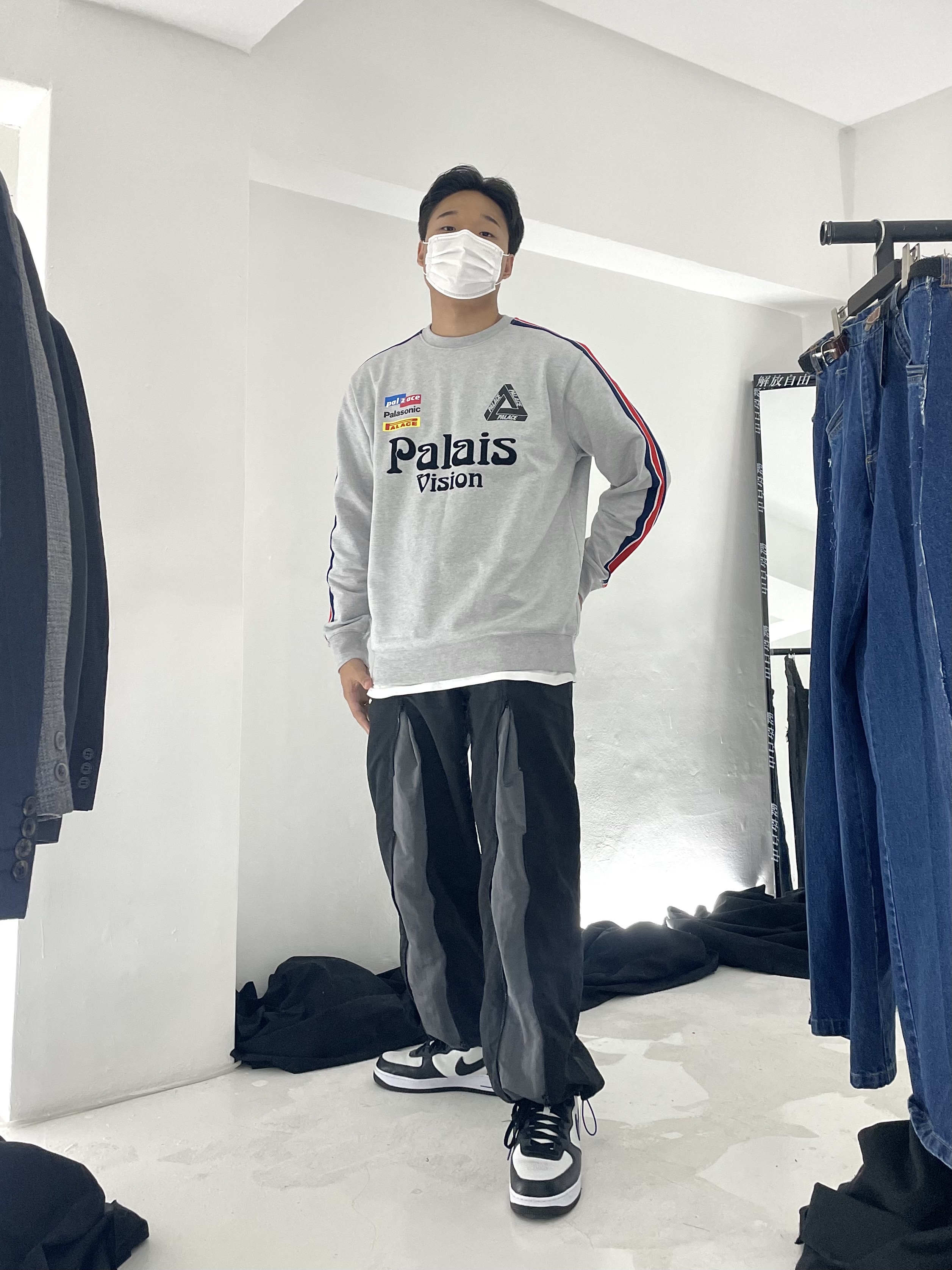Palace Flag Stripe Crew Grey Marl - 22SS, Nike x Stussy Air Force 1 '07 Mid SP Black and Light Bone 착용 스타일 - 2