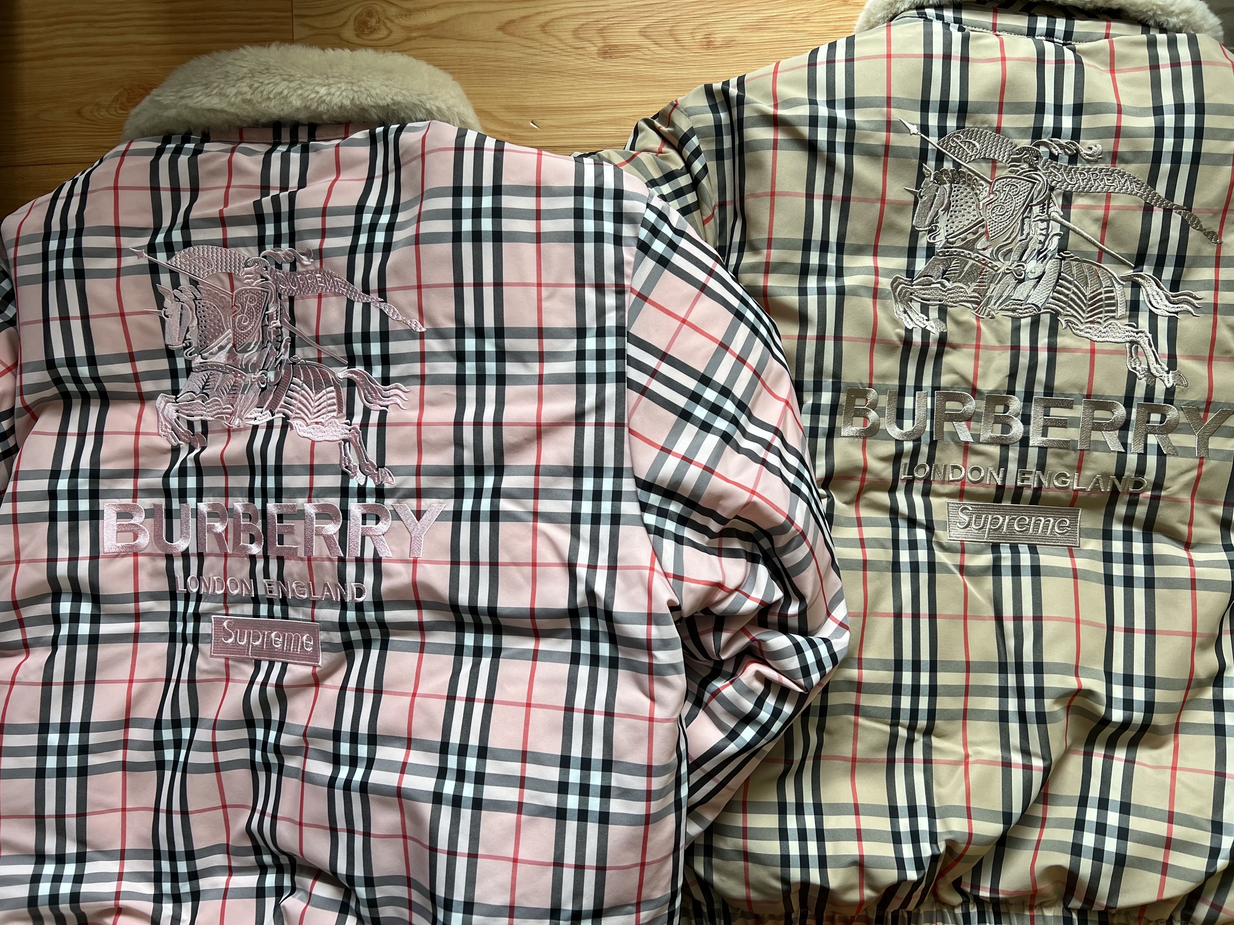Supreme x Burberry Shearling Collar Down Puffer Jacket Beige - 22SS, Supreme x Burberry Shearling Collar Down Puffer Jacket Pink - 22SS 착용 스타일 - 1