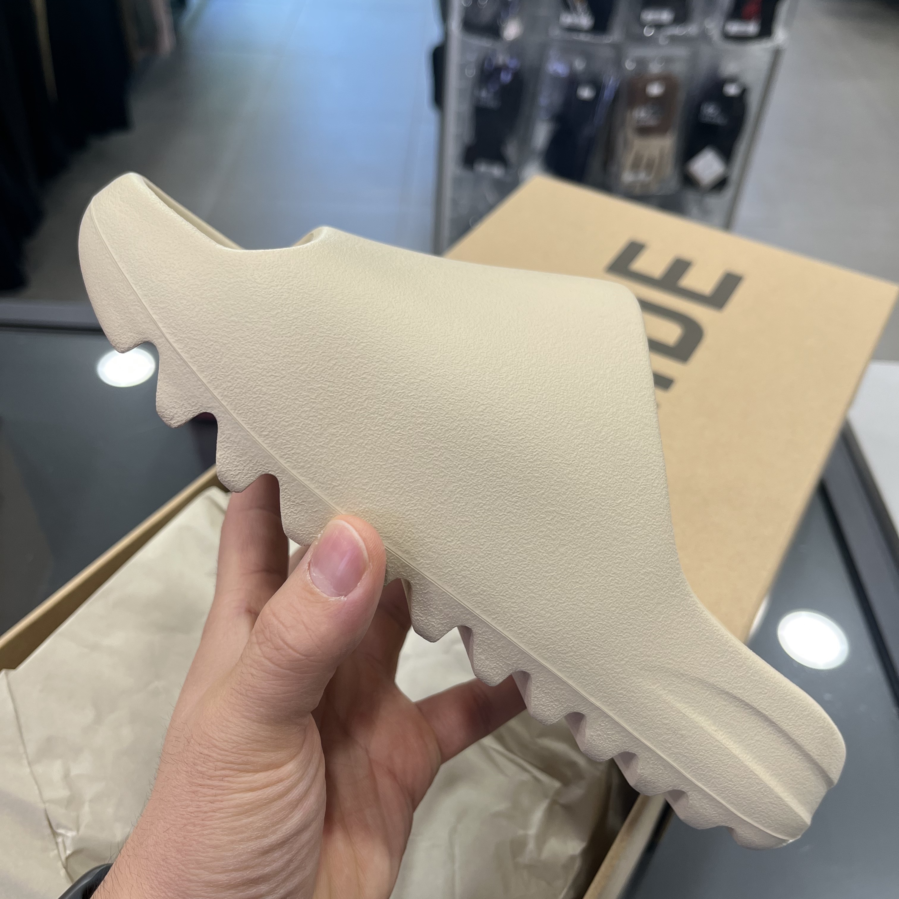 Adidas Yeezy Slide Bone 2022/2023 착용 스타일 - 1