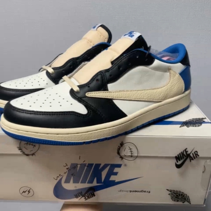 Jordan 1 x Travis Scott x Fragment Retro Low OG SP Military Blue 착용 스타일 - 1