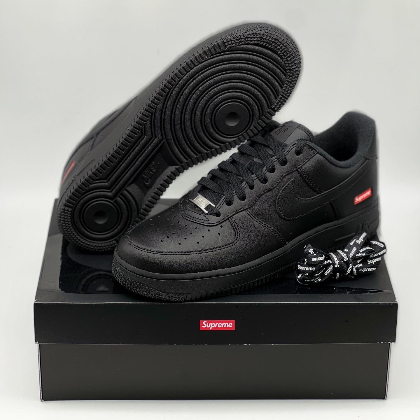 Nike x Supreme Air Force 1 Low Black 착용 스타일 - 1