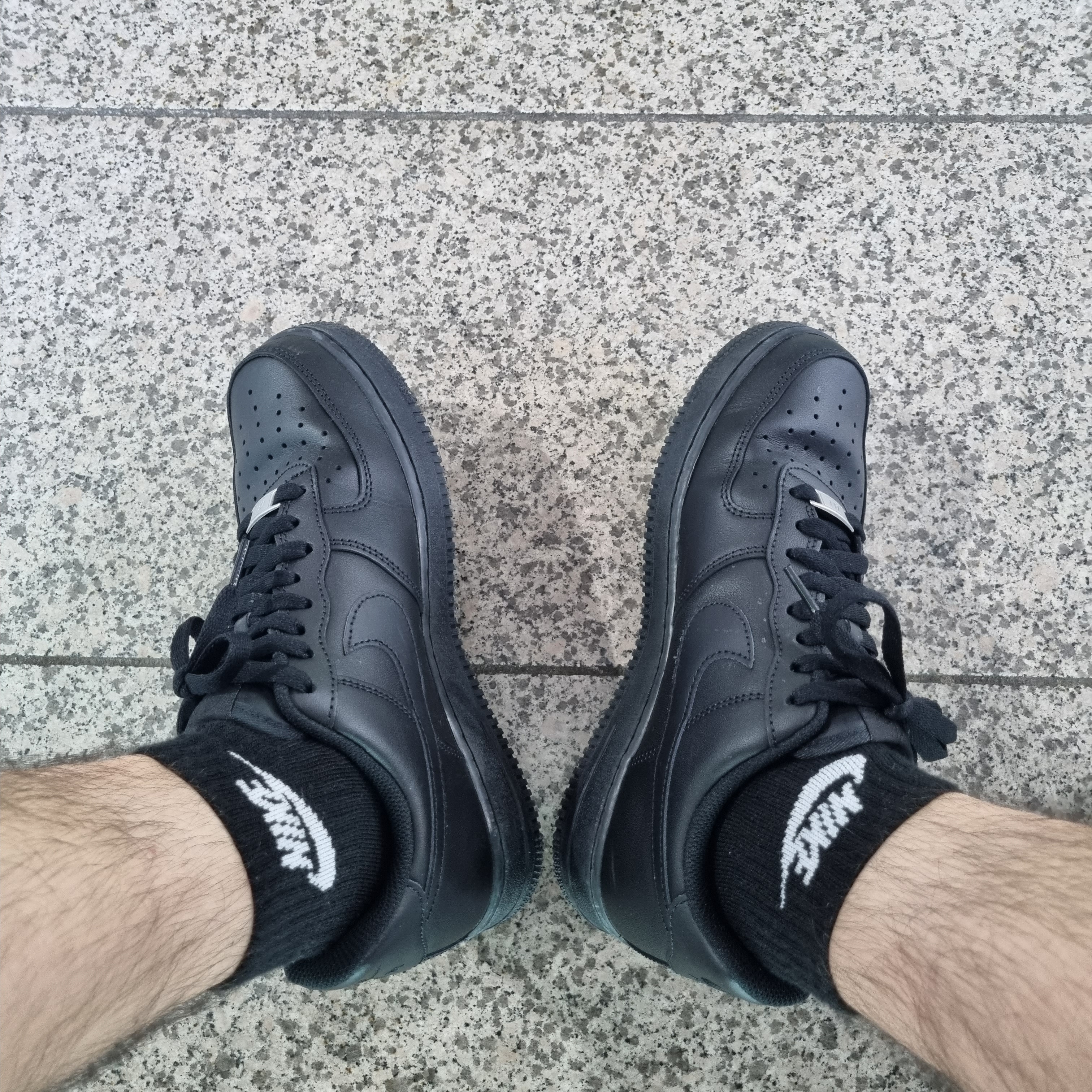 Nike Air Force 1 '07 Low Triple Black 착용 스타일
