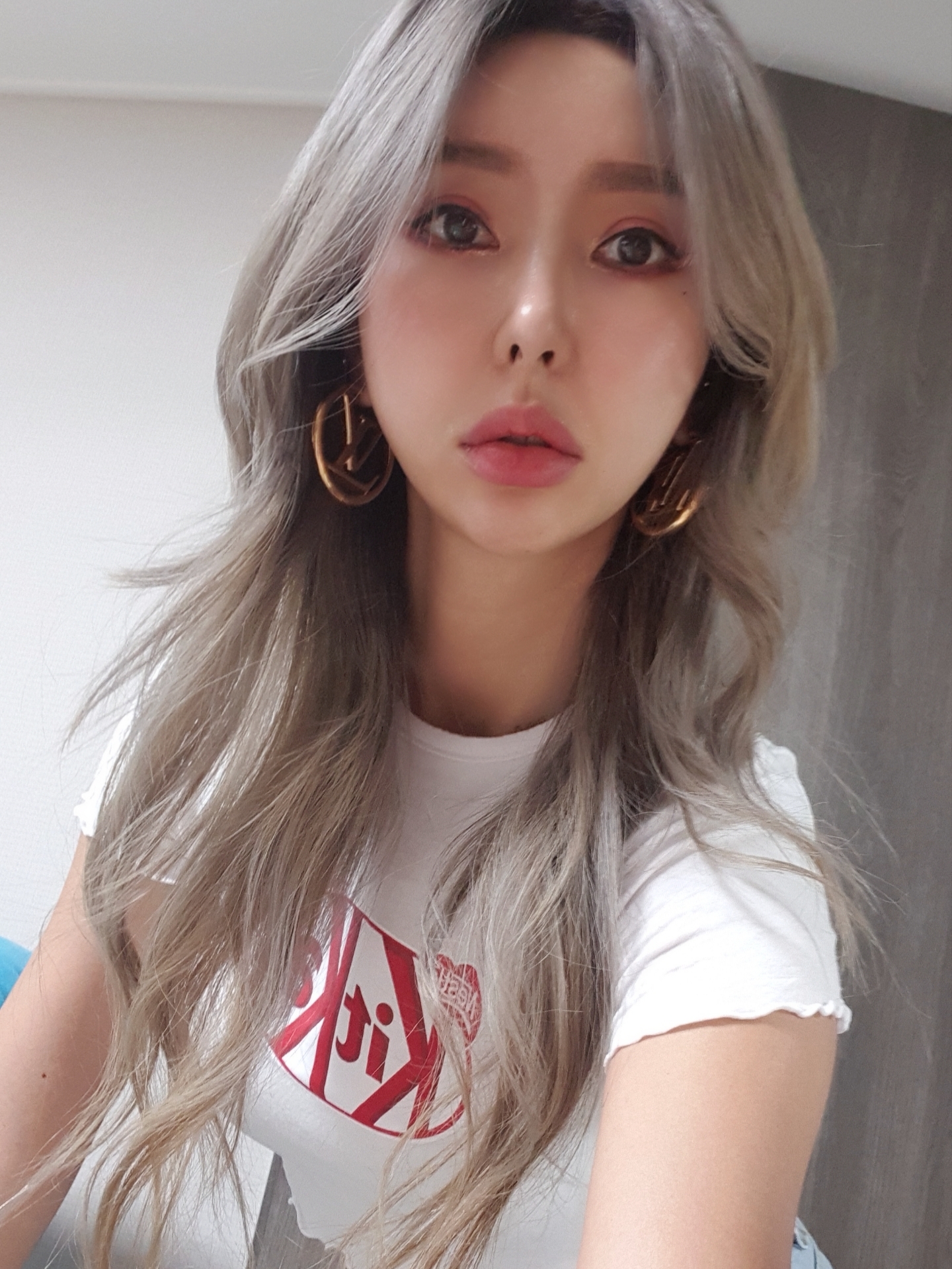(W) Louis Vuitton Louise Hoop Earrings Gold 착용 스타일 - 1