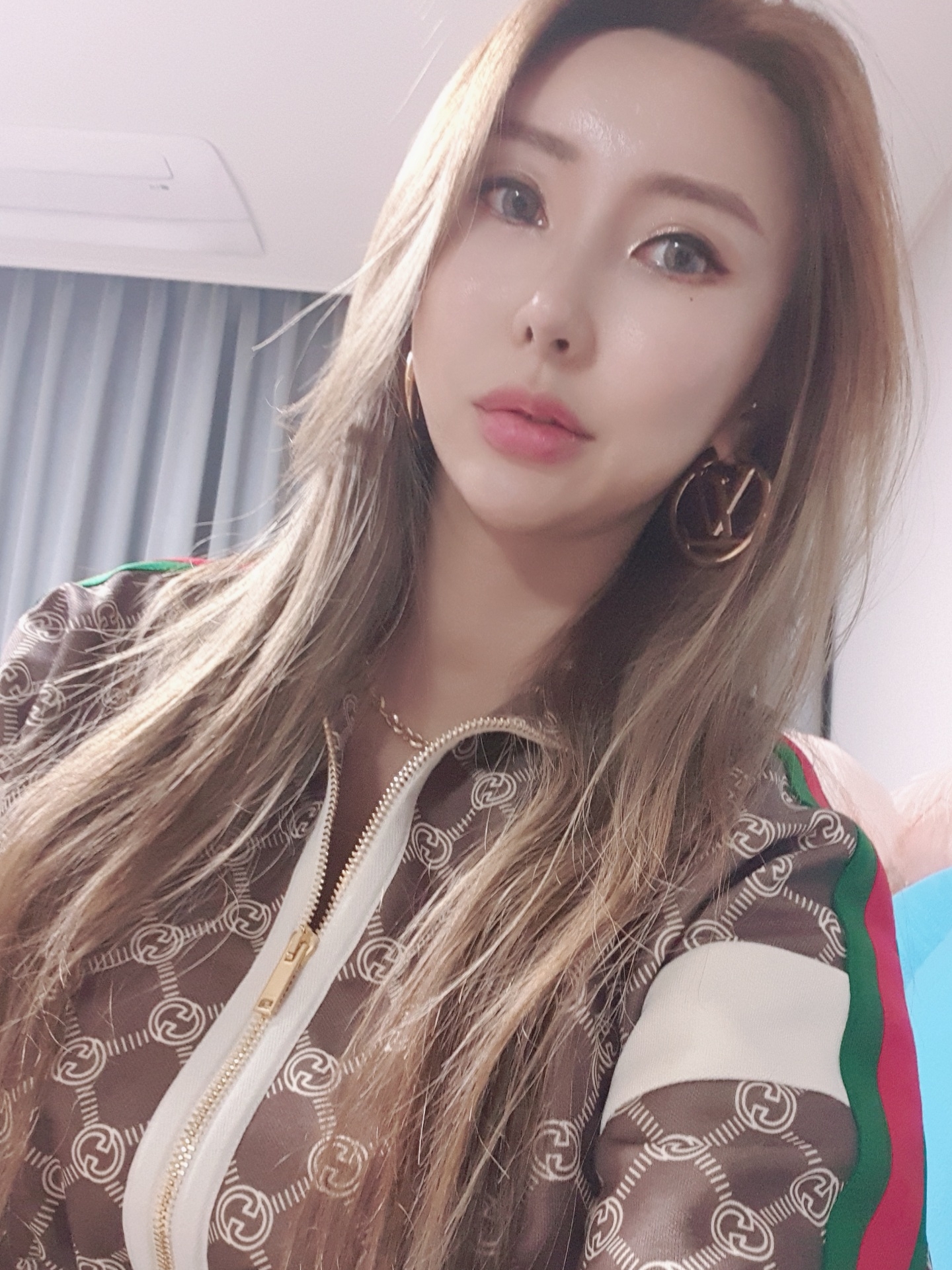 (W) Louis Vuitton Louise Hoop Earrings Gold 착용 스타일 - 3
