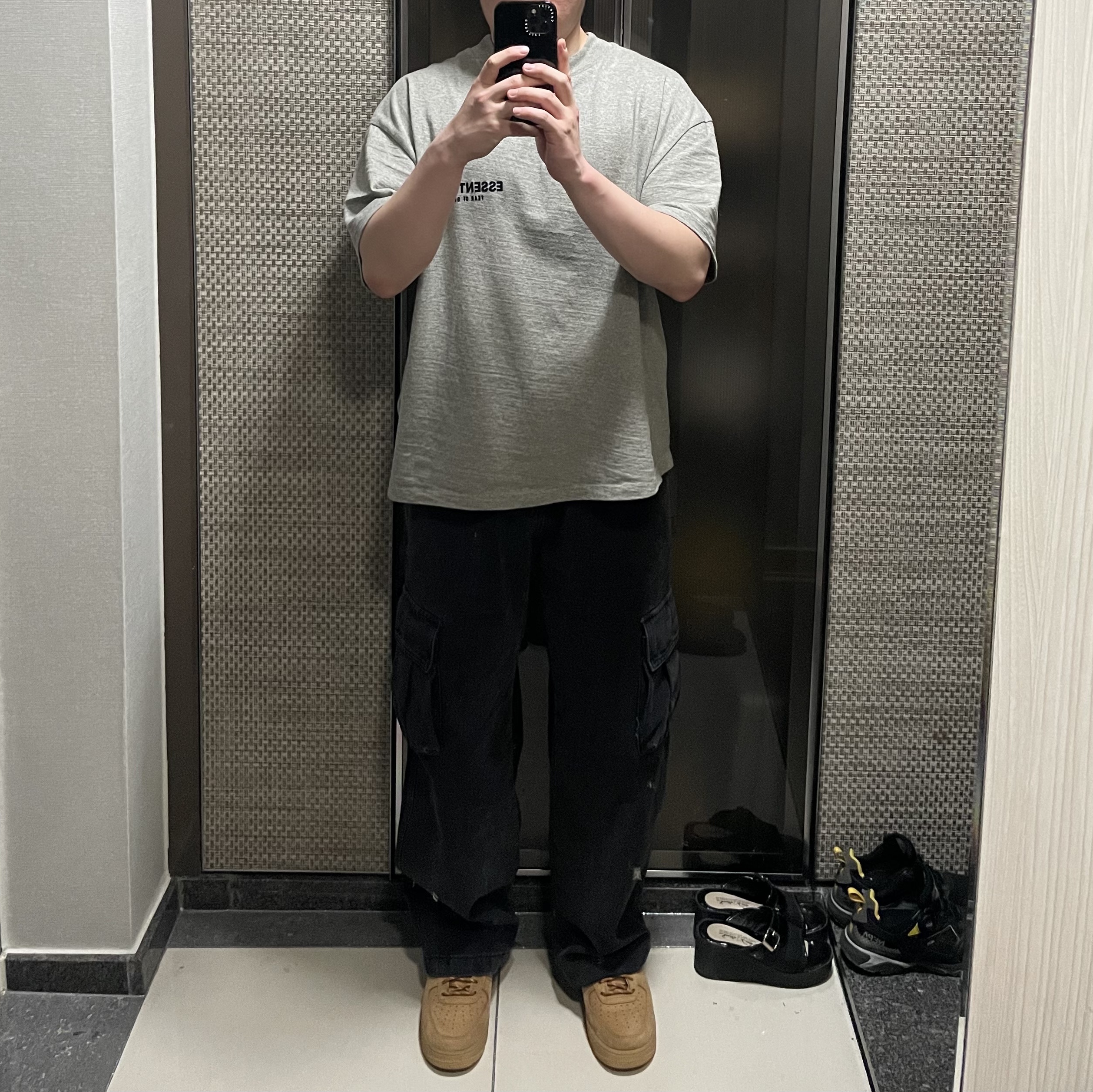 Essentials The Core Collection T-Shirt Dark Oatmeal, Nike Air Force 1 '07 WB Flax 착용 스타일 - 1