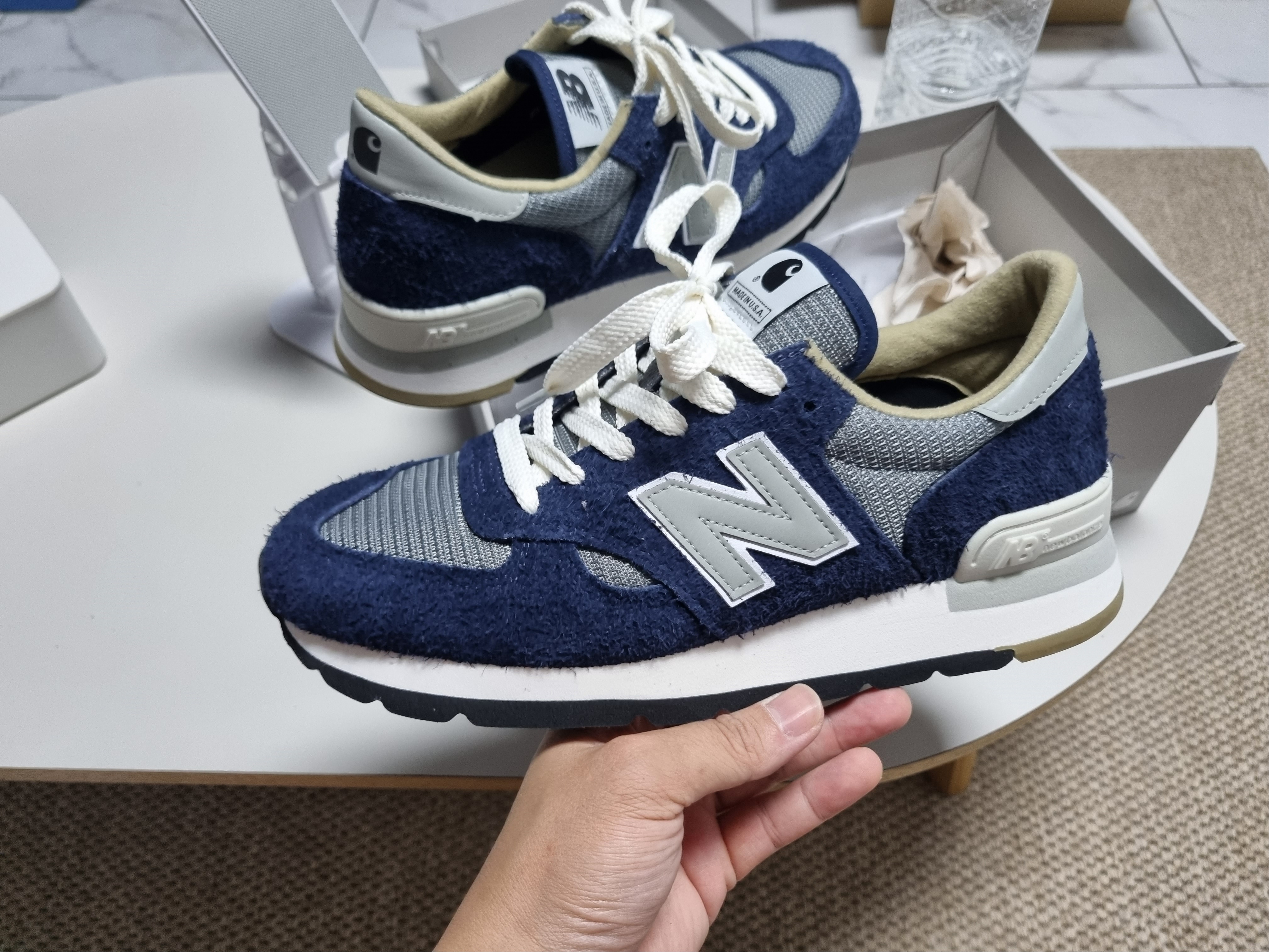 New Balance x Carhartt WIP 990v1 Made in USA Sculpture Center 착용 스타일 - 2