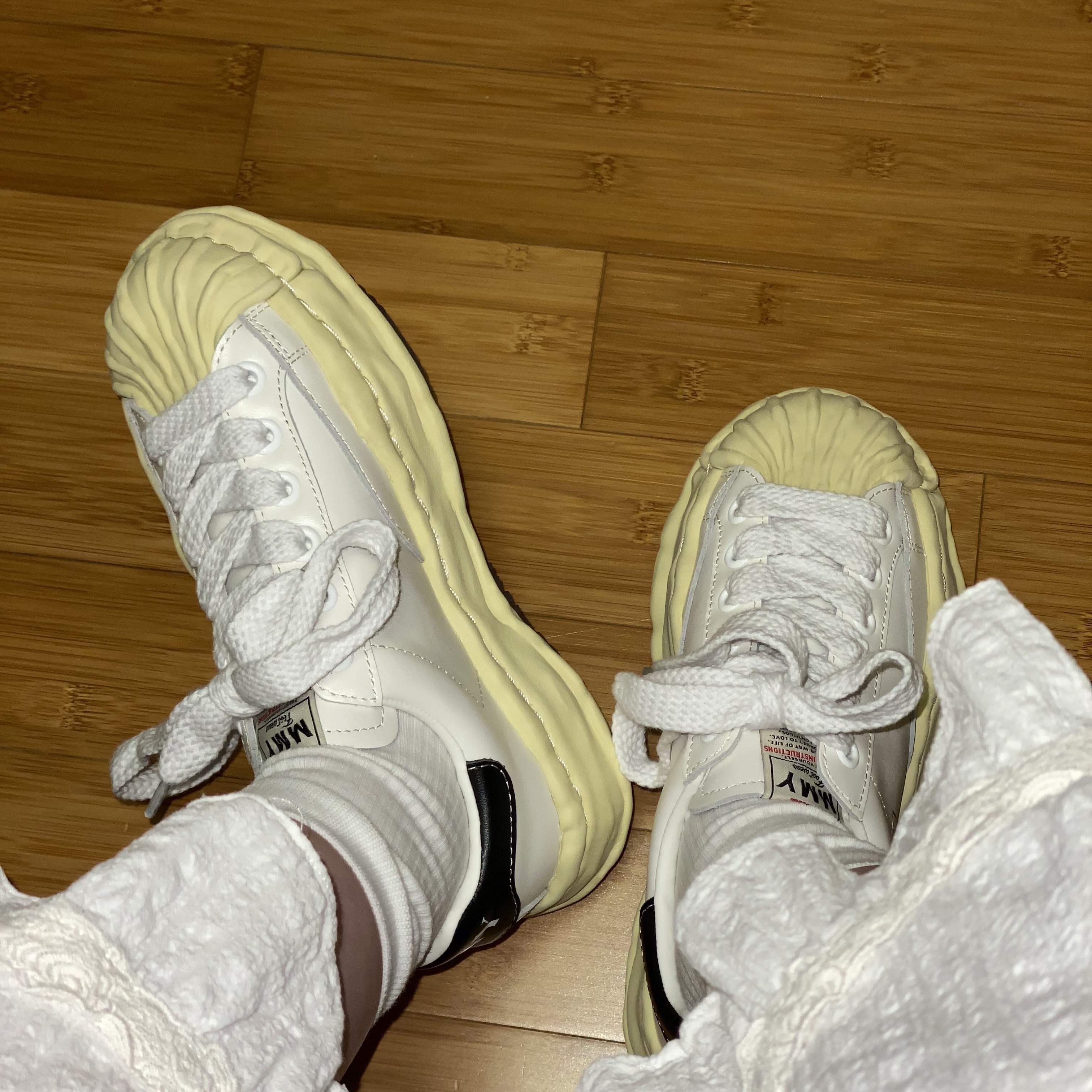 Maison Mihara Yasuhiro Blakey VL OG Sole Leather Low-top Sneakers White 착용 스타일