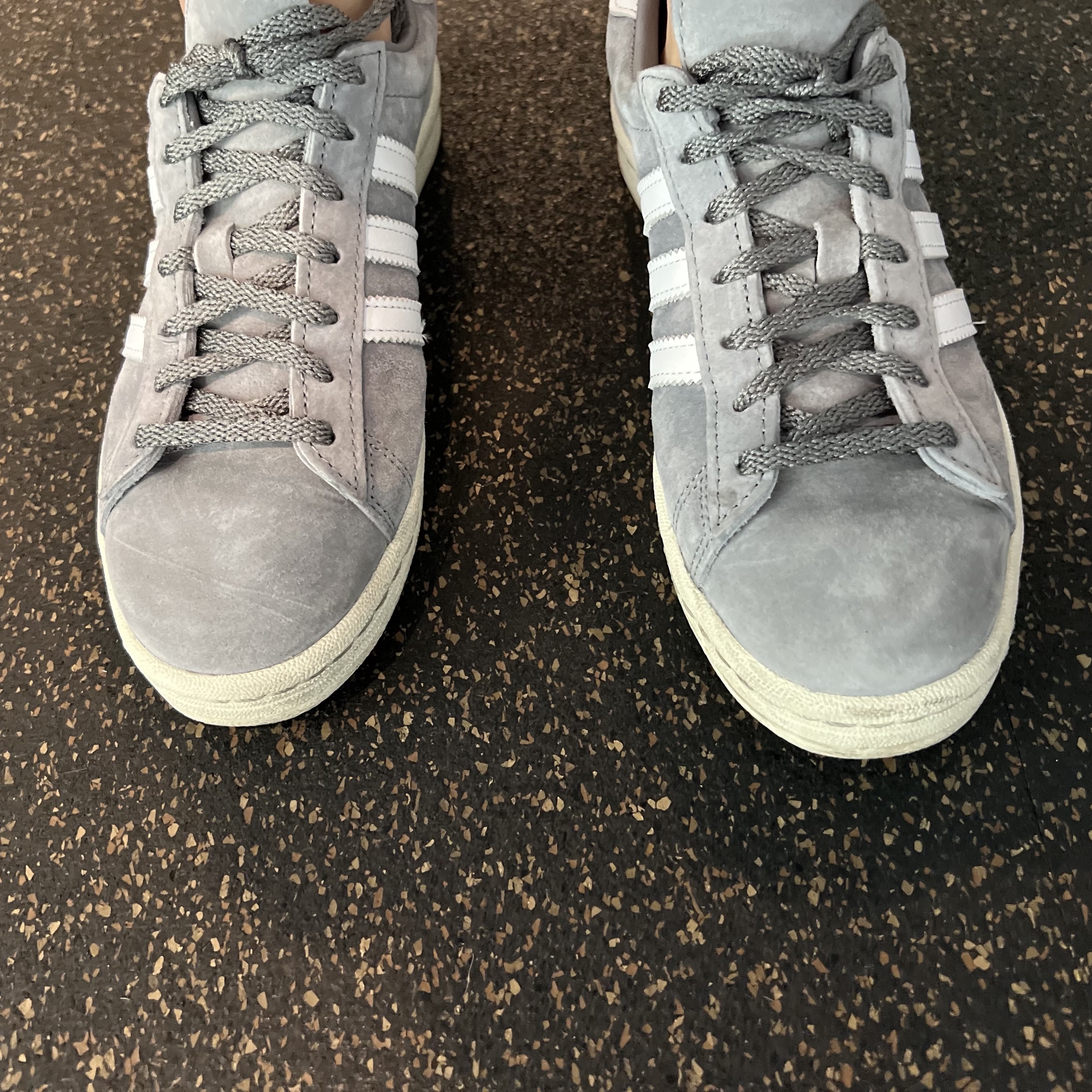 Adidas Campus 80s Grey 착용 스타일 - 1