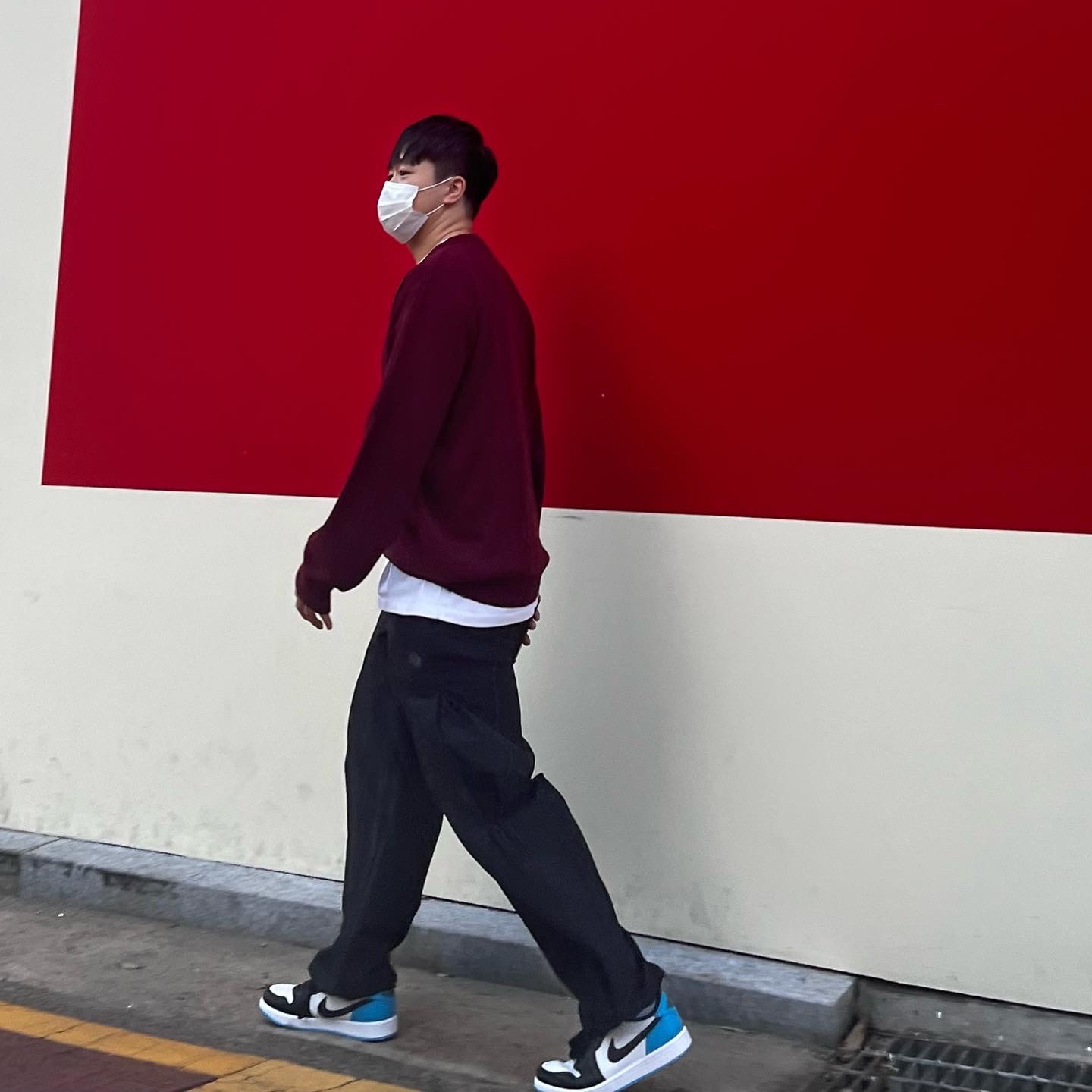 Jordan 1 Retro Low OG Black and Dark Powder Blue 착용 스타일 - 1