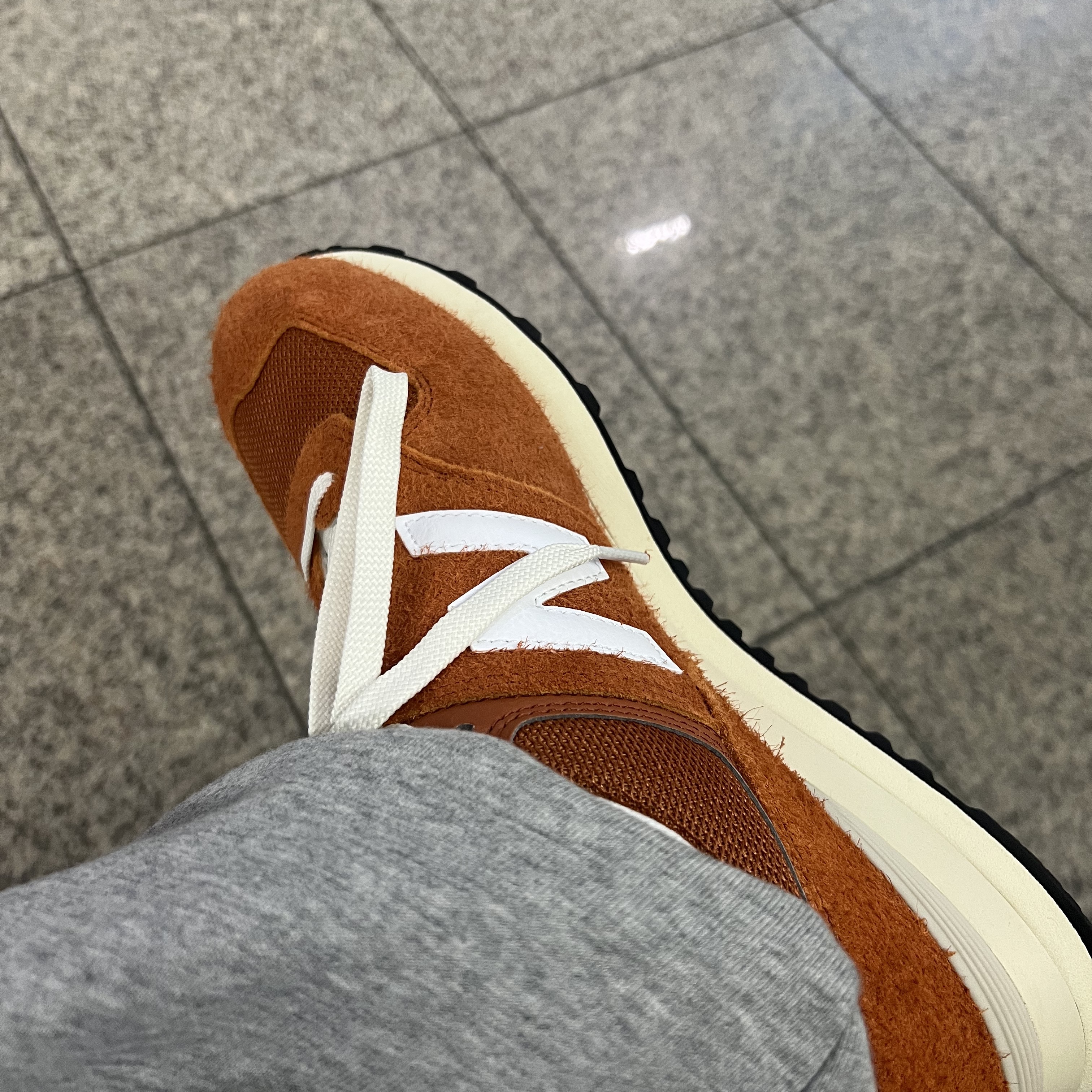 New Balance 574 Heritage Orange Burst White 착용 스타일 - 2