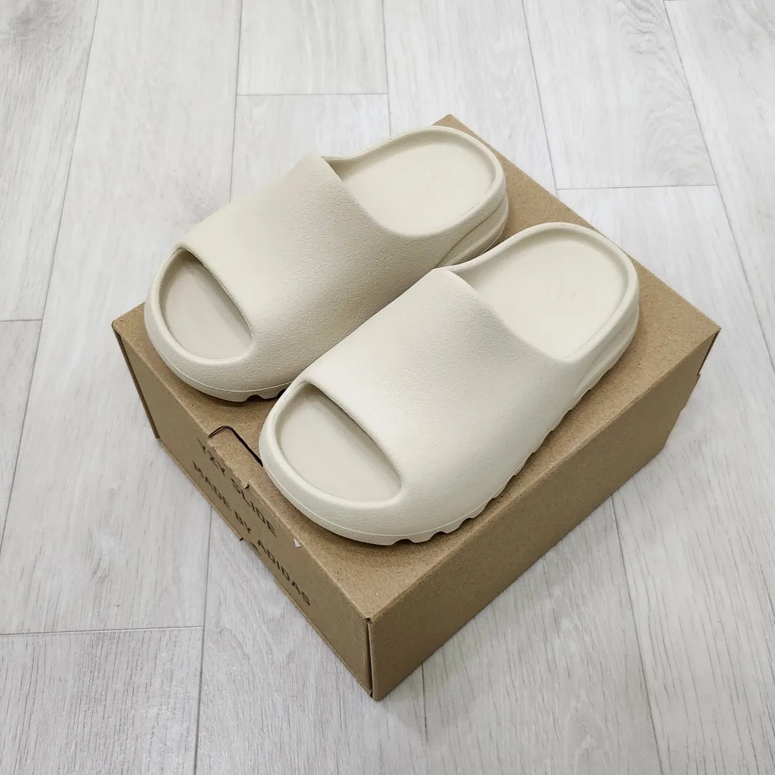 (Kids) Adidas Yeezy Slide Bone 2022 착용 스타일 - 2