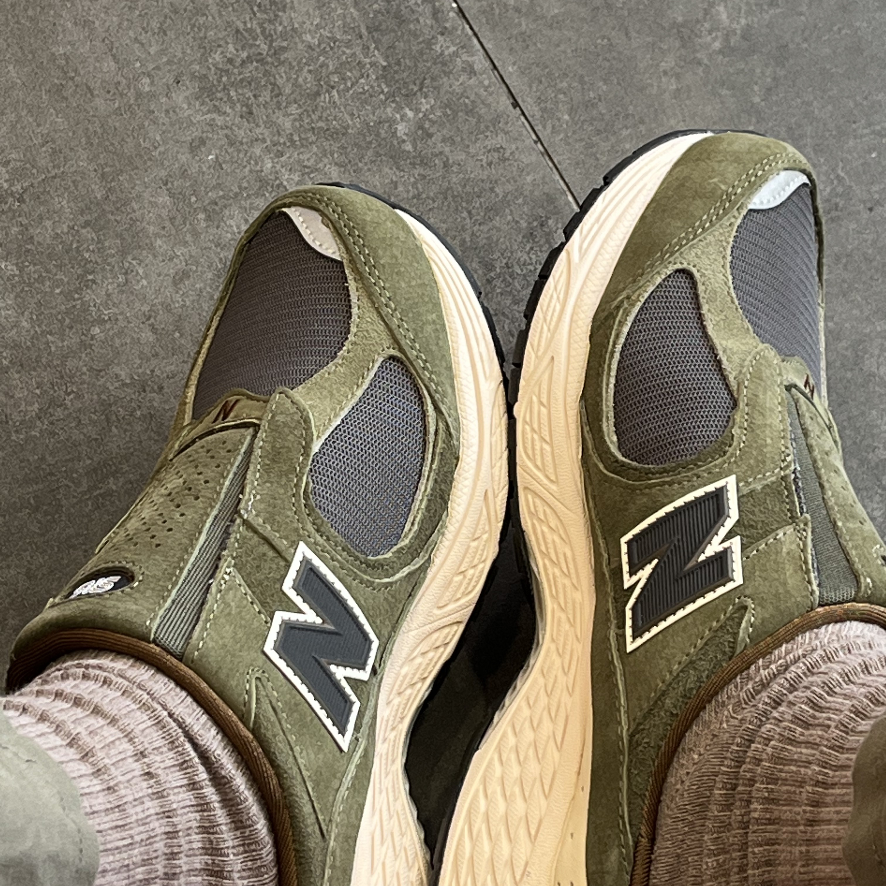 New Balance x SNS 2002R Mule Deset Palm 착용 스타일 - 1