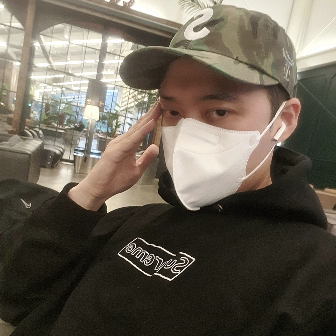 Supreme x Kaws Chalk Logo Hooded Sweatshirt Black - 21SS 착용 스타일