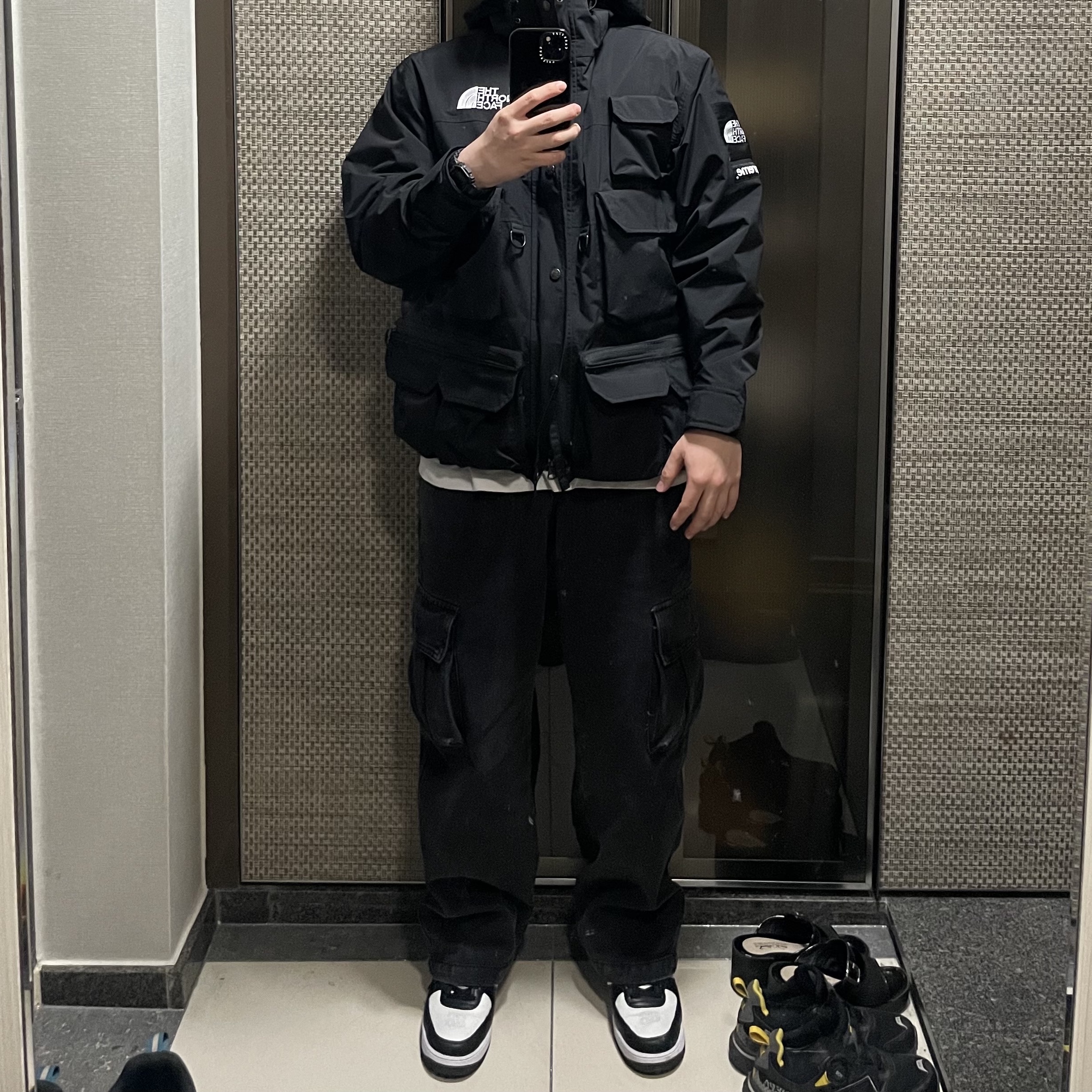 Supreme x The North Face Cargo Jacket Black - 20SS 착용 스타일 - 1