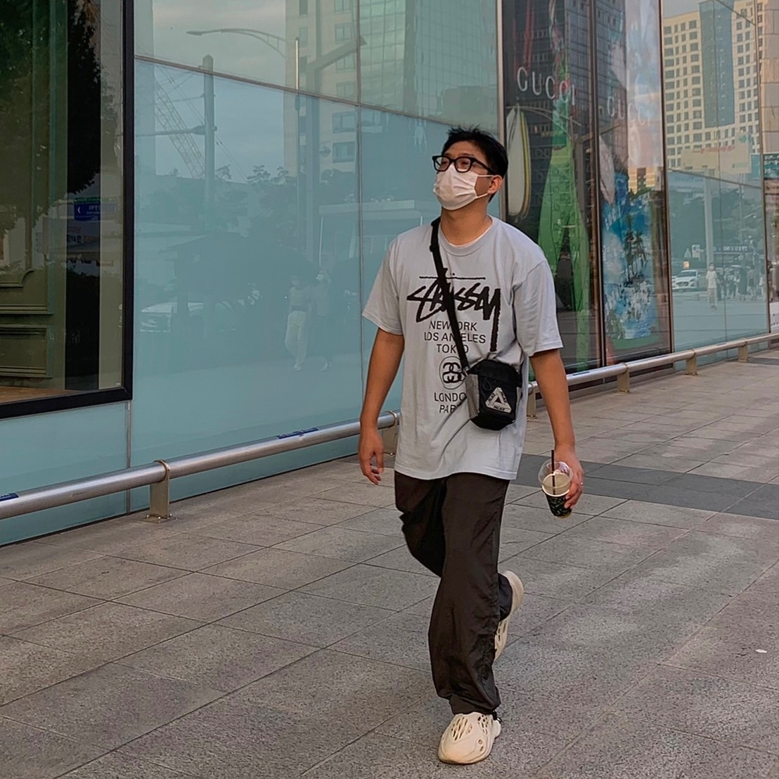 Adidas Yeezy Foam RNNR Sand, Stussy World Tour T-Shirt Steel 2021 착용 스타일 - 3