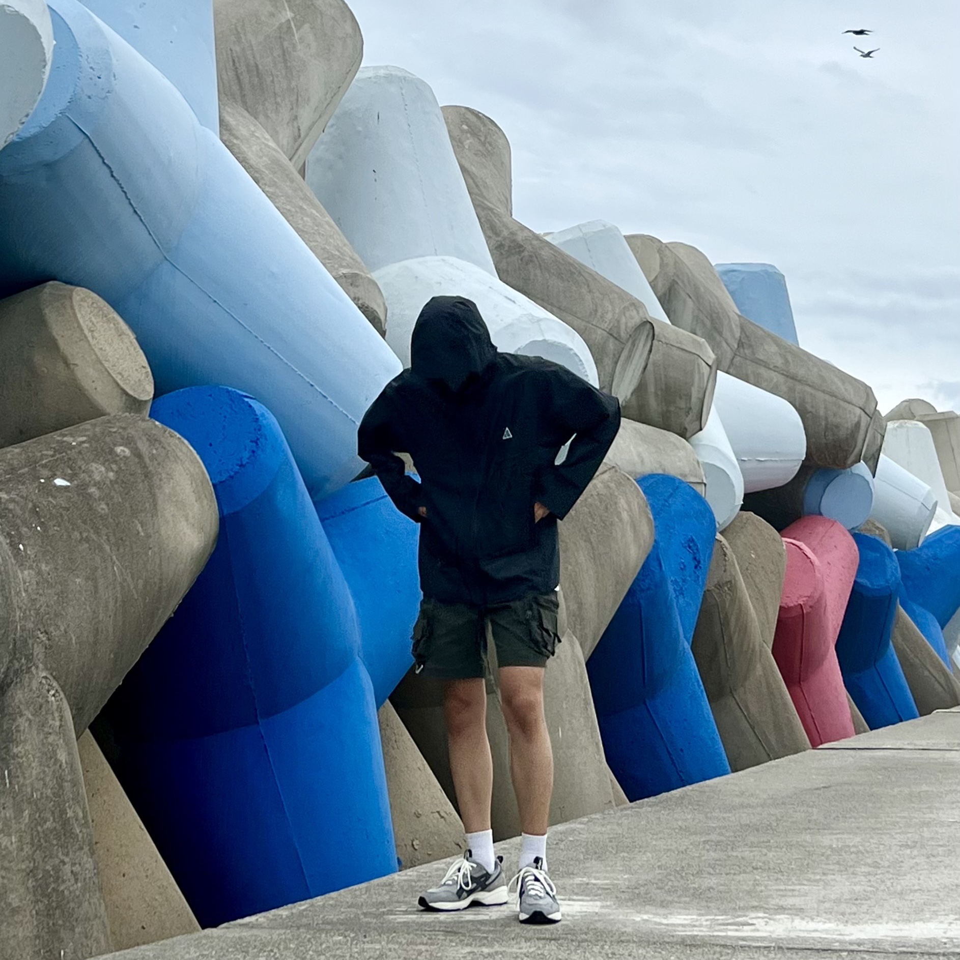 Nike ACG Storm-Fit ADV Cascade Rains Full Zip Shell Jacket Off Noir - Asia, Nike ACG Cargo Shorts Sequoia - Asia 착용 스타일 - 3