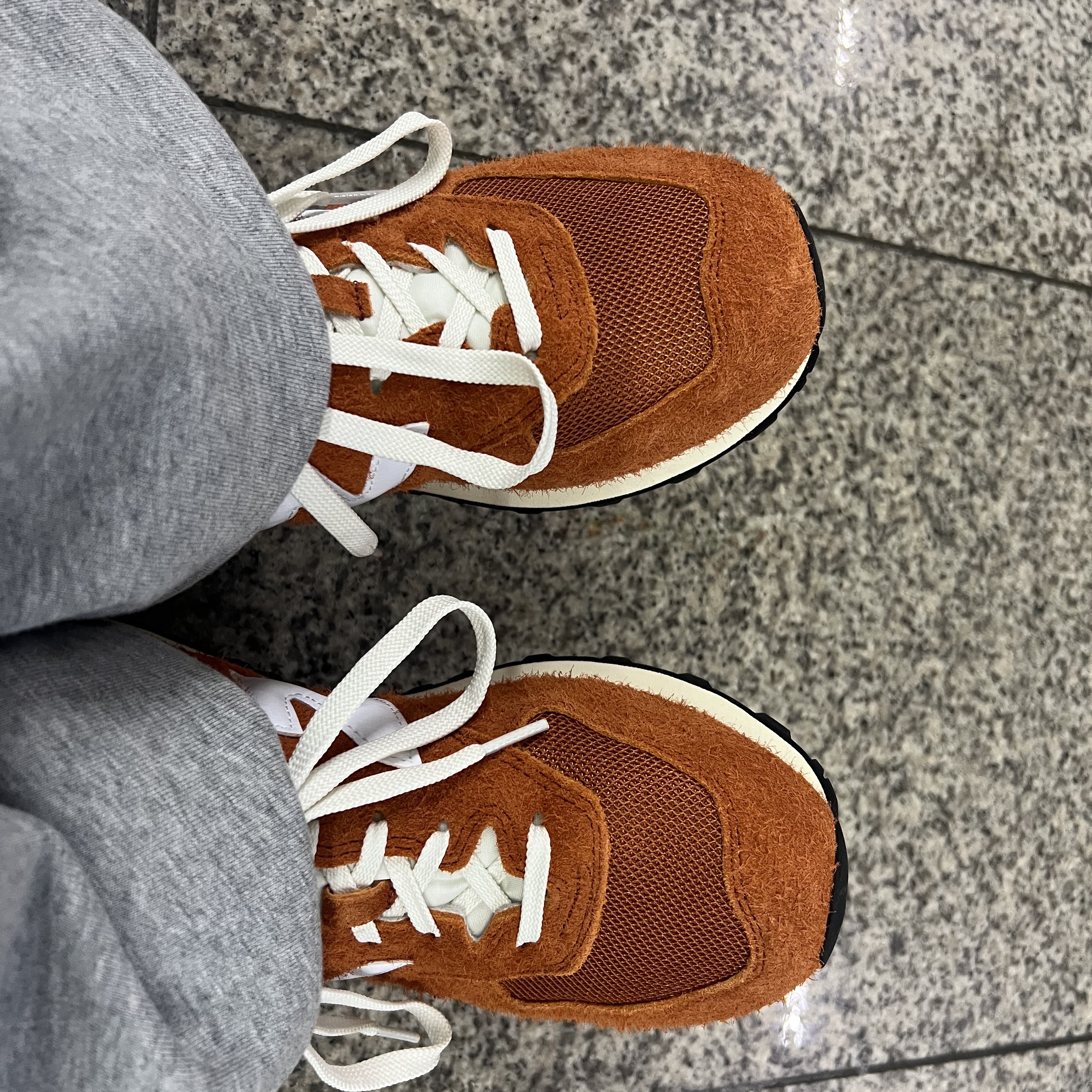 New Balance 574 Heritage Orange Burst White 착용 스타일 - 1