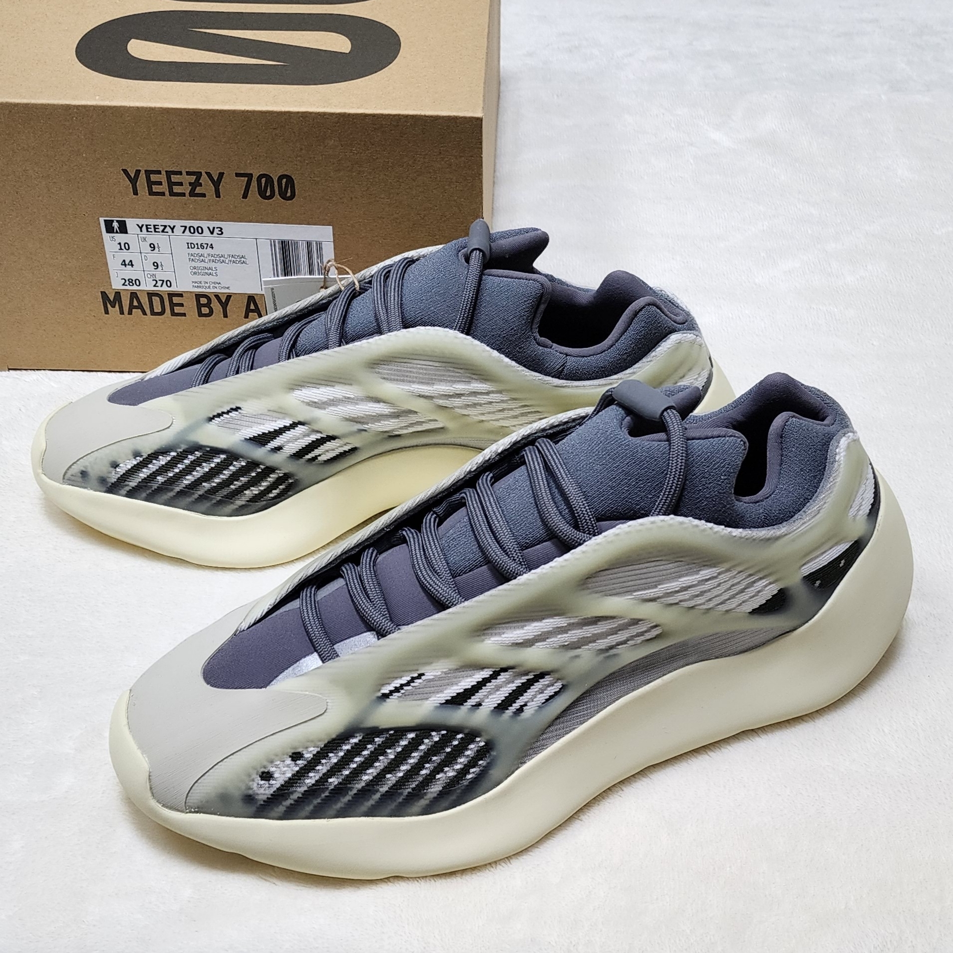 Adidas Yeezy 700 V3 Fade Salt 착용 스타일 - 2