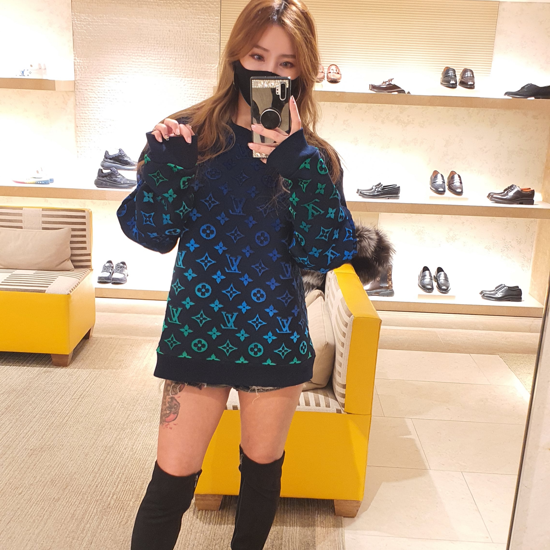Louis Vuitton Gradient Monogram Fil Coupe Sweatshirt Multicolor 착용 스타일 - 1