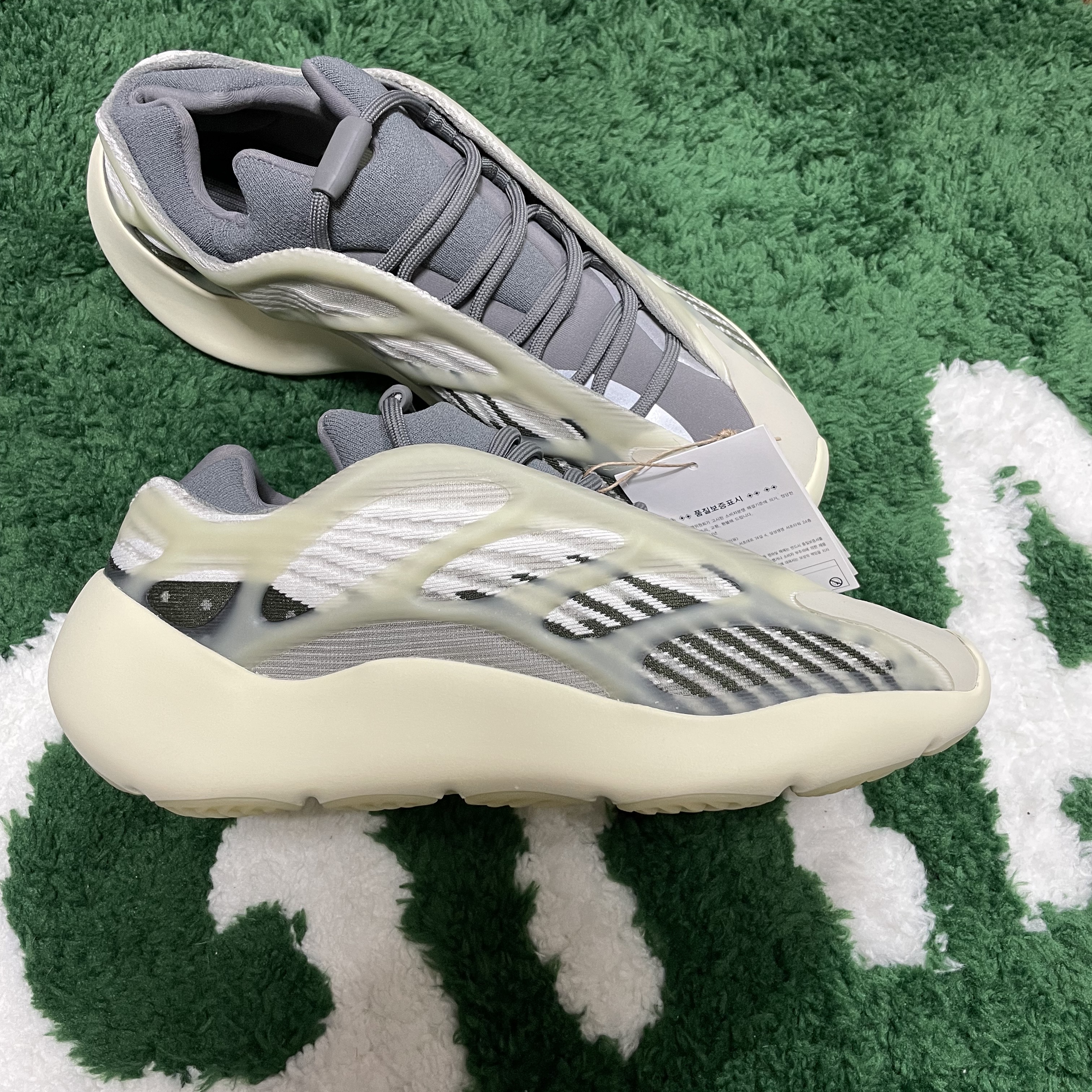 Adidas Yeezy 700 V3 Fade Salt 착용 스타일 - 1
