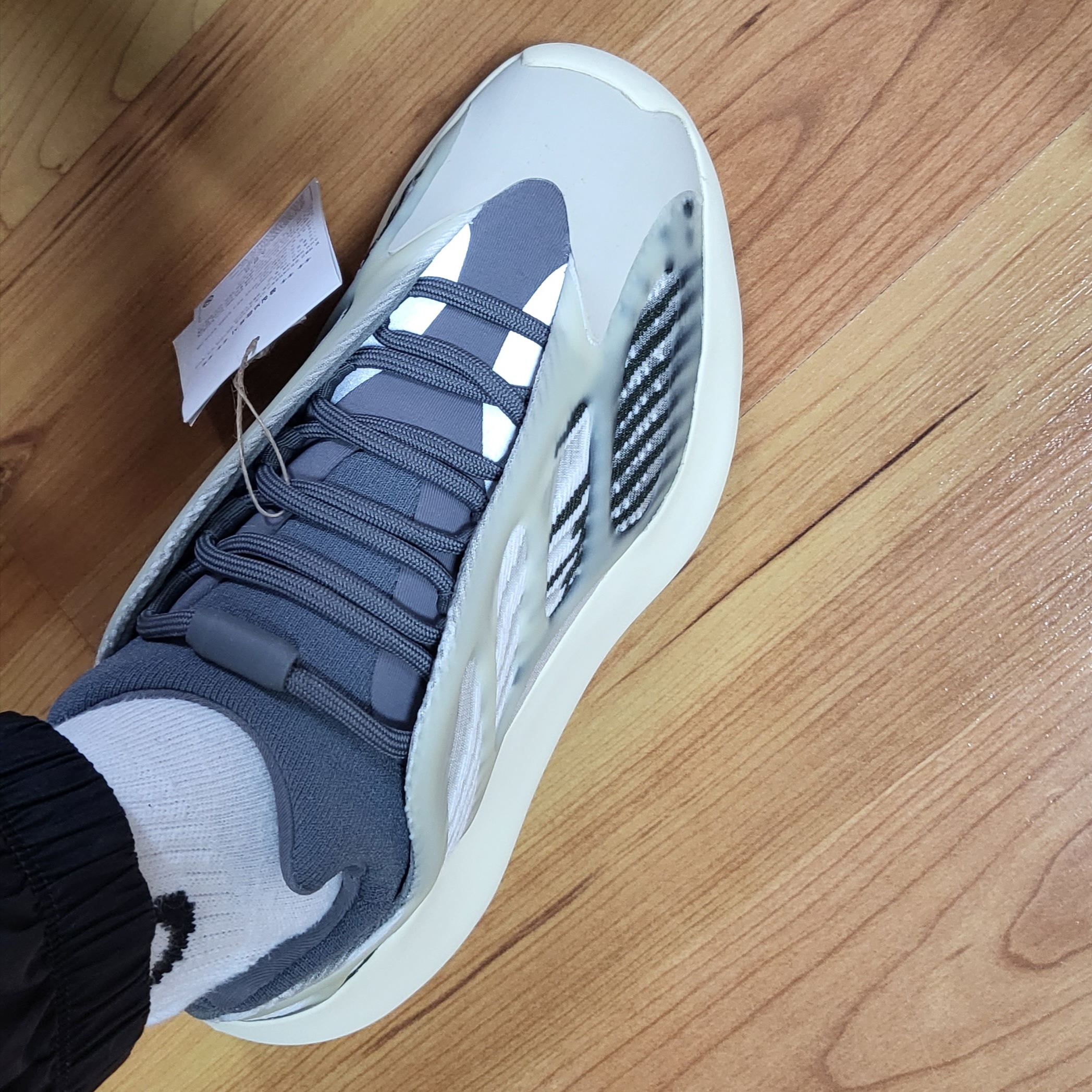 Adidas Yeezy 700 V3 Fade Salt μ°©μ© μ€νμΌ