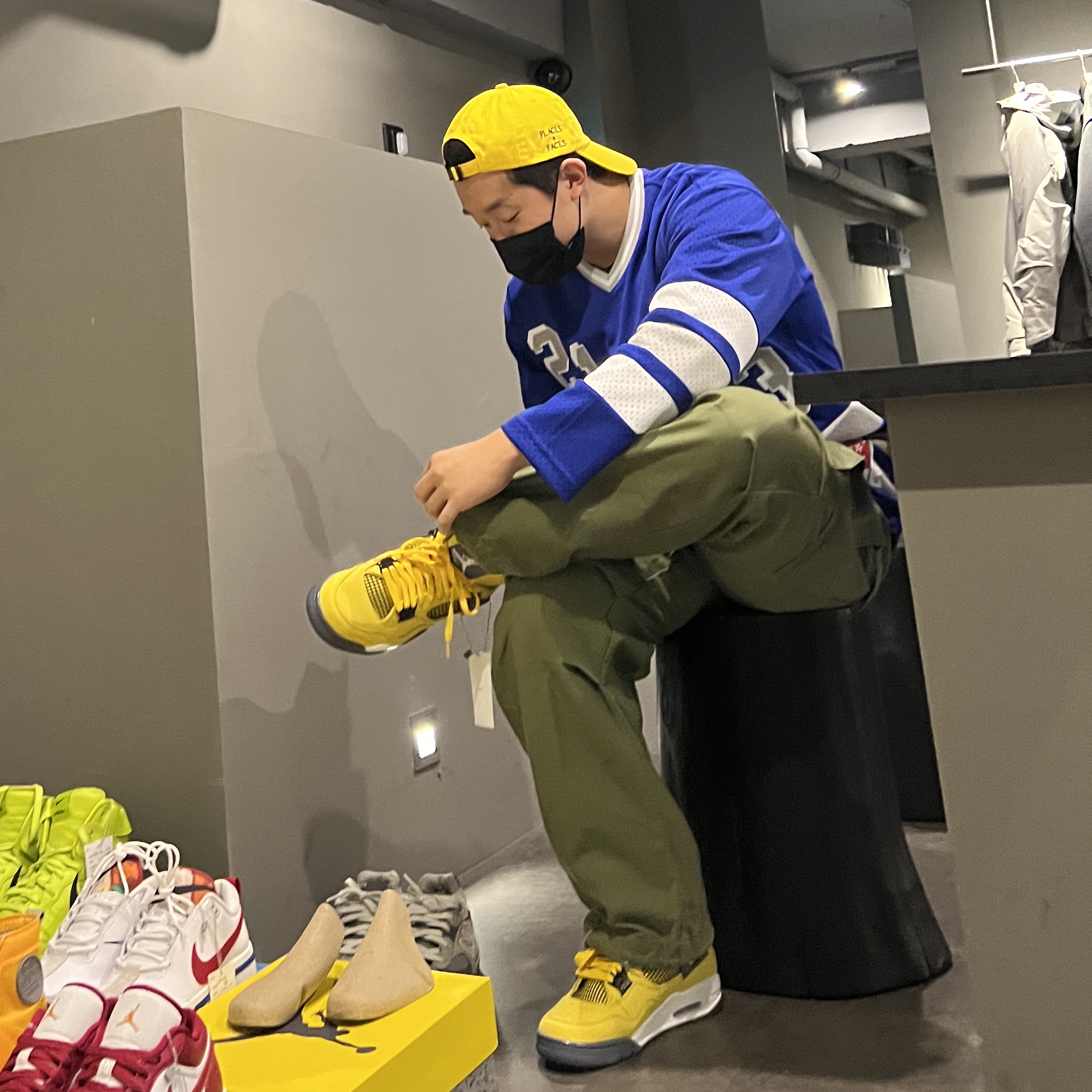 Jordan 4 Retro Tour Yellow, Supreme x WTAPS Mitchell & Ness Hockey Jersey Blue - 21FW 착용 스타일 - 1
