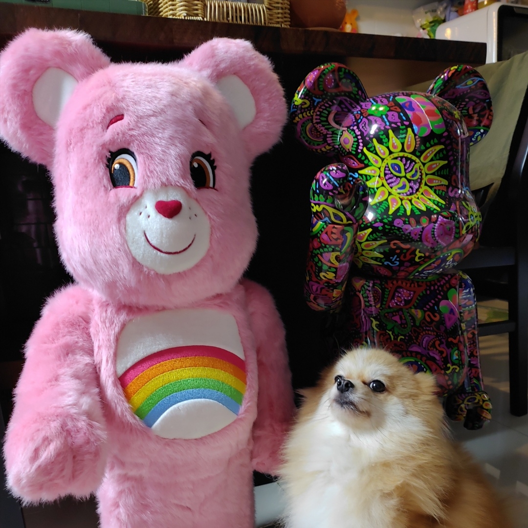 Bearbrick Care Bears Cheer Bear Costume Ver. 1000%, Bearbrick Hide Psychedelic Paisley 1000% 착용 스타일