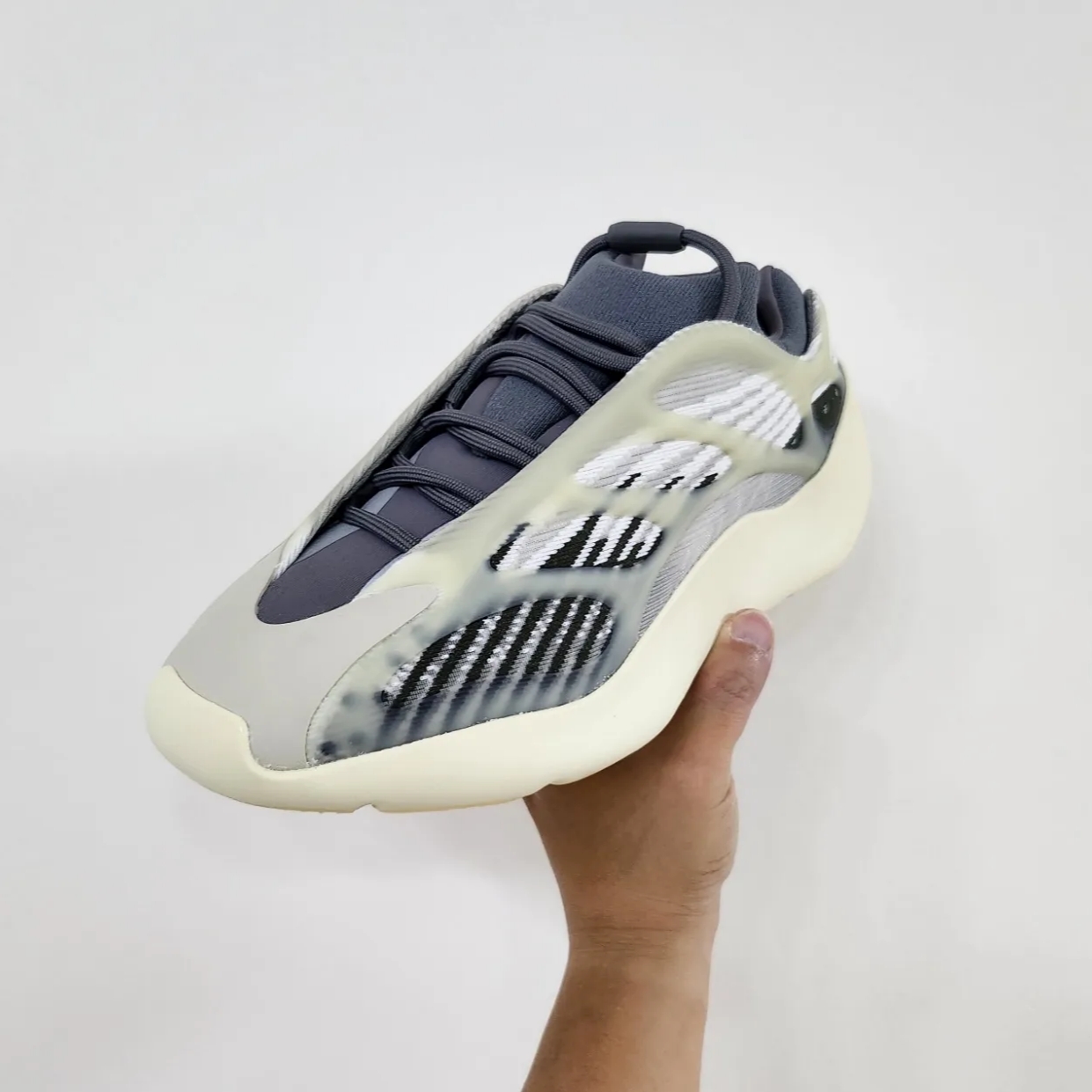 Adidas Yeezy 700 V3 Fade Salt 착용 스타일 - 1