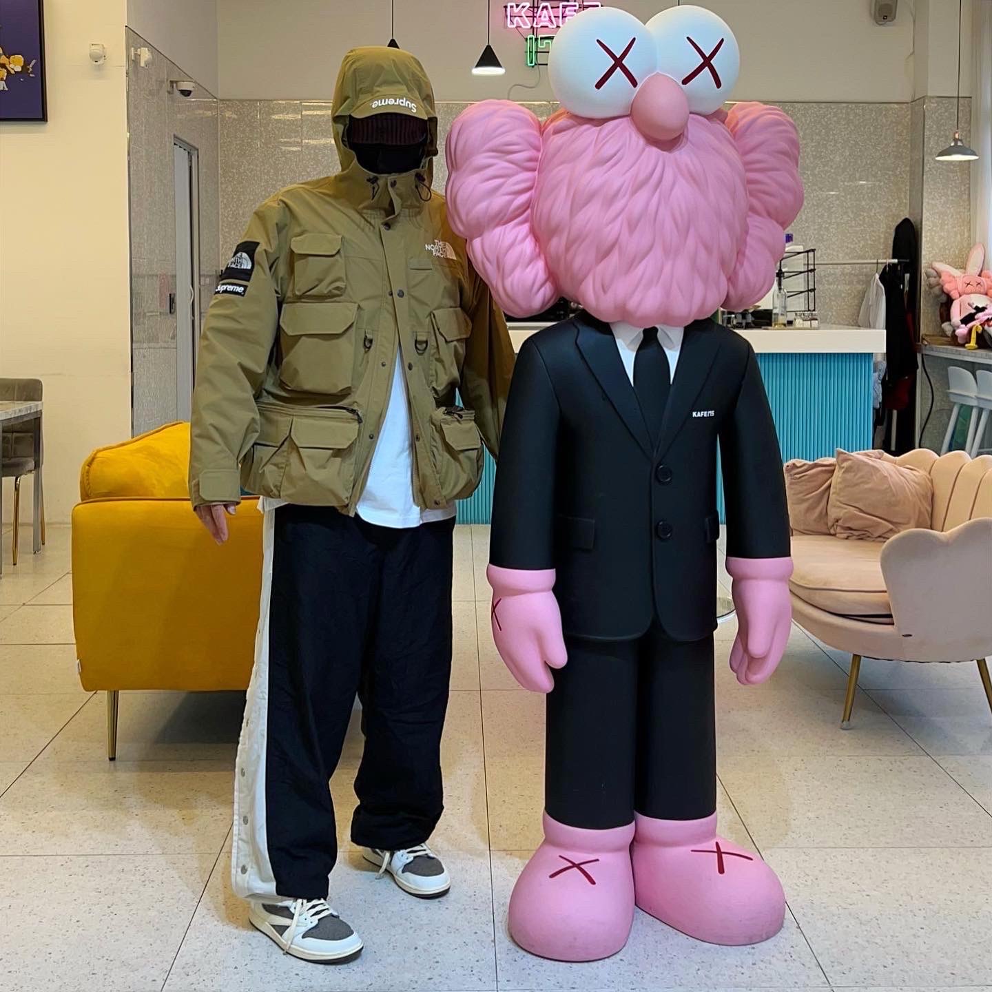 Jordan 1 x Travis Scott Retro Low OG SP Sail and Ridgerock, Supreme x The North Face Cargo Jacket Gold - 20SS 착용 스타일 - 2