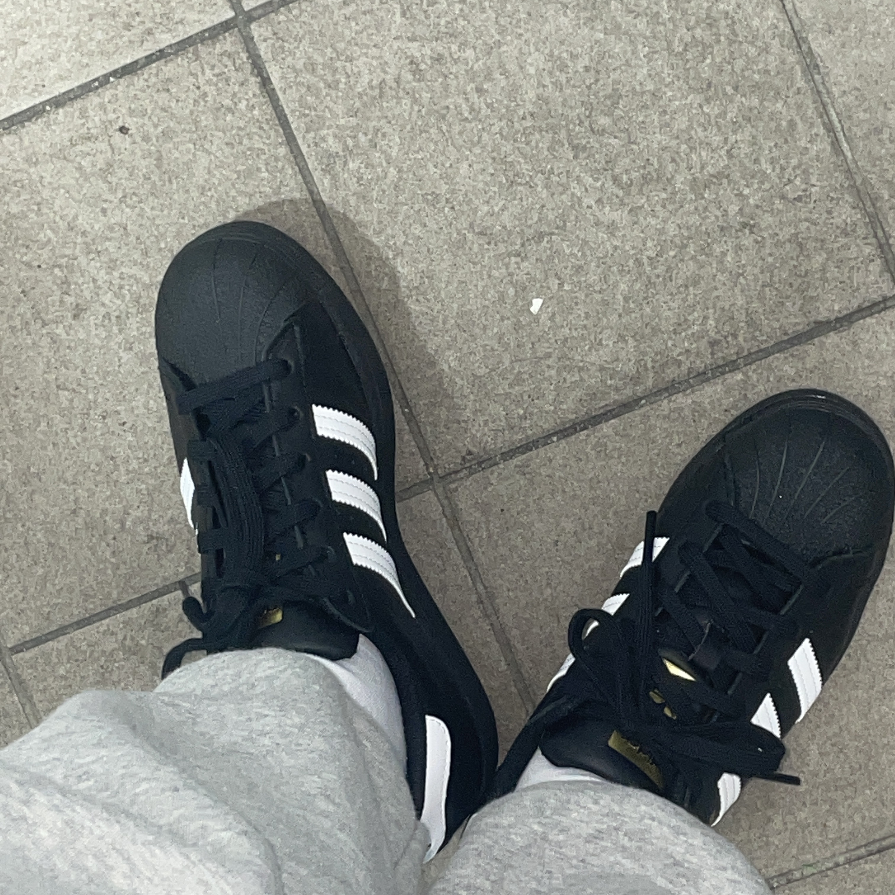 Adidas Superstar Core Black White 착용 스타일