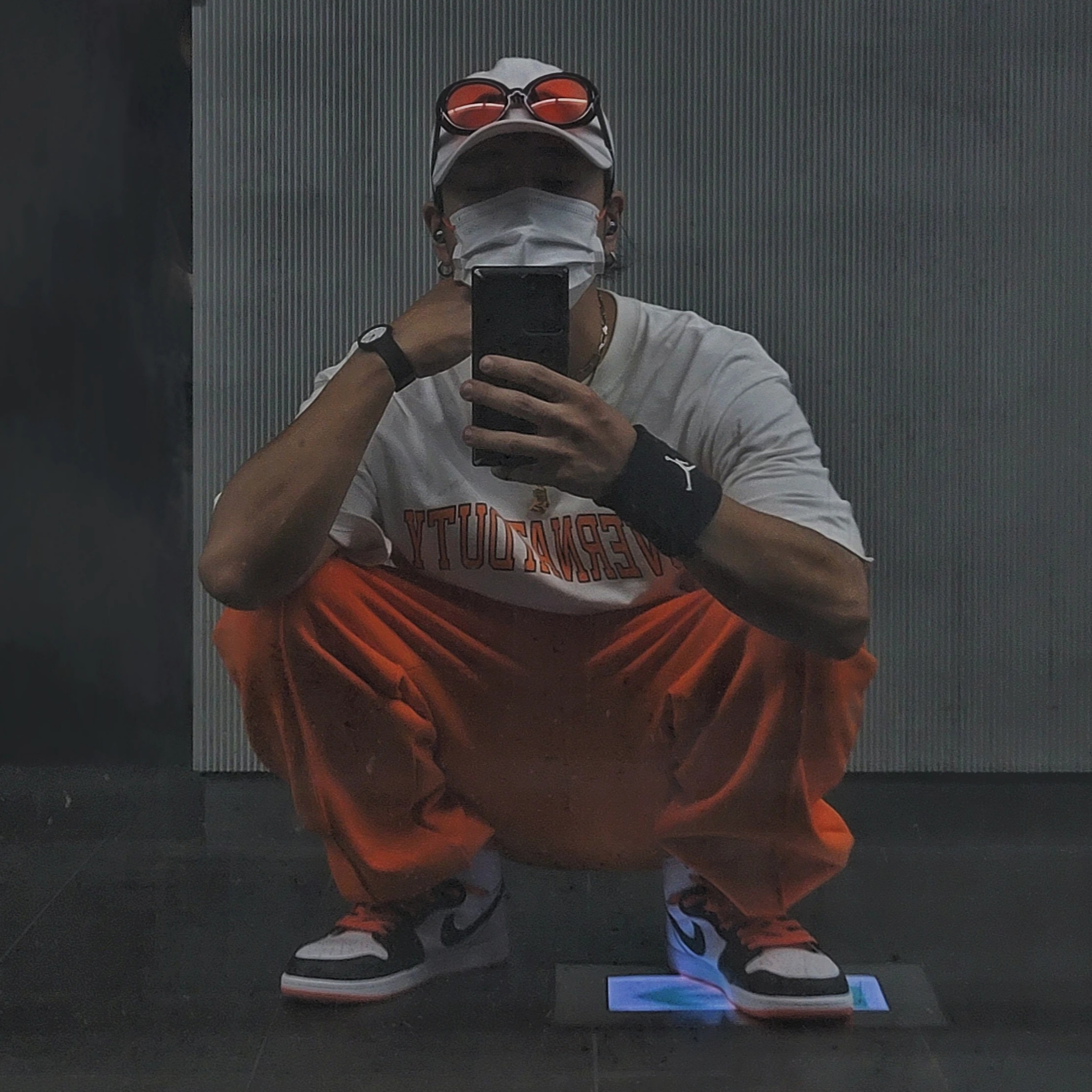 Jordan 1 Retro High OG Electro Orange 착용 스타일 - 2