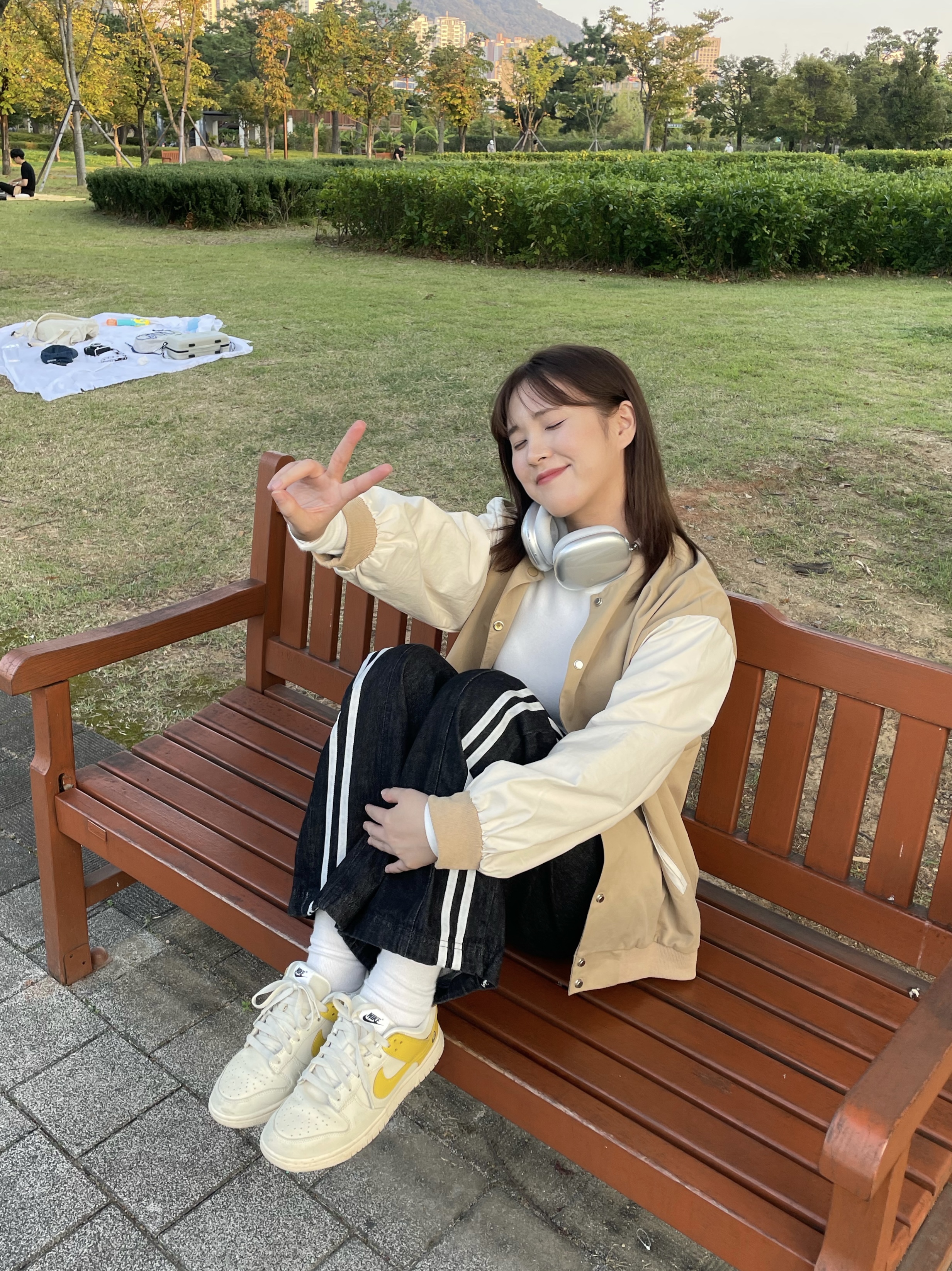(W) Nike Dunk Low LX Banana, Apple AirPods Max Lightning Silver (Korean Ver.) 착용 스타일