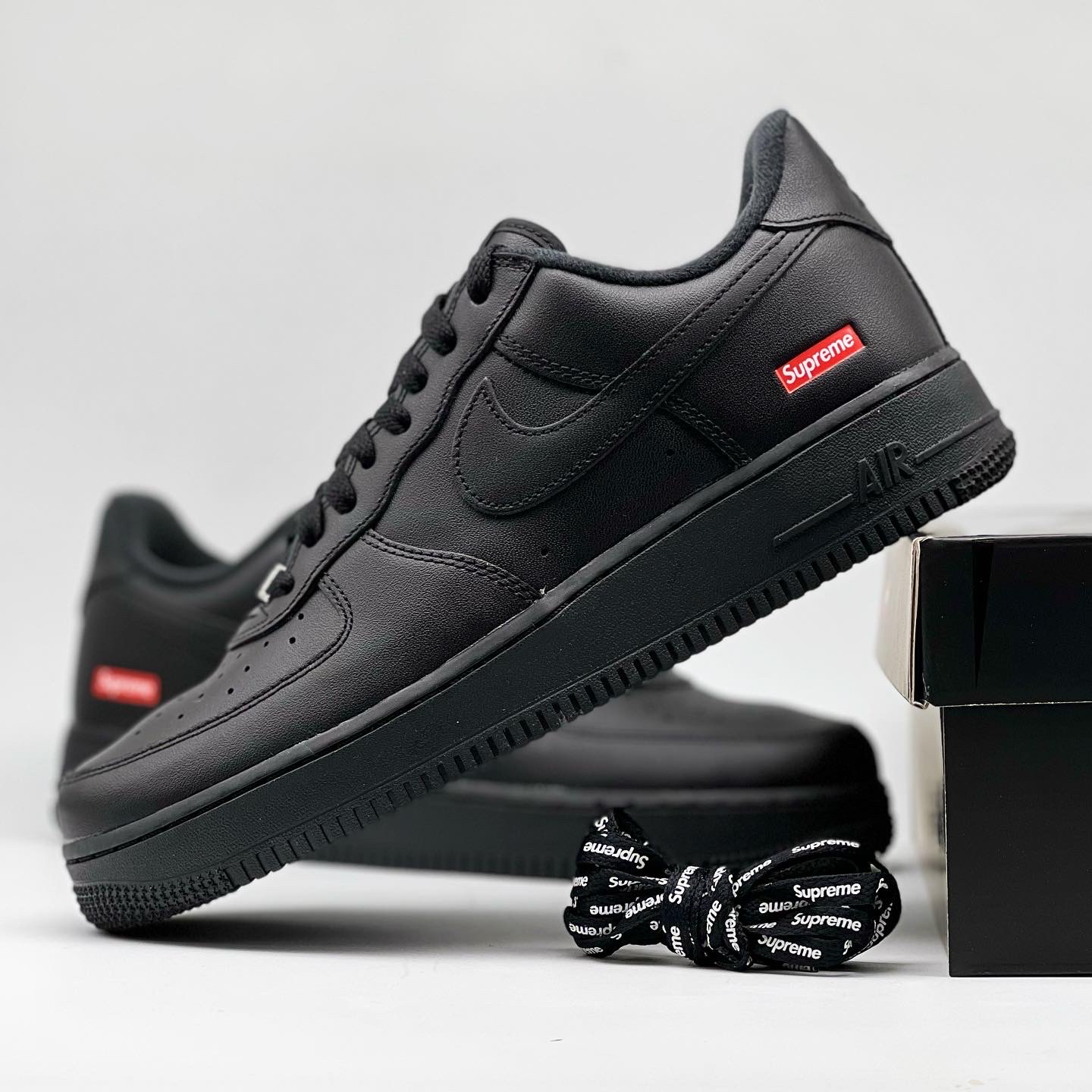 Nike x Supreme Air Force 1 Low Black 착용 스타일 - 4