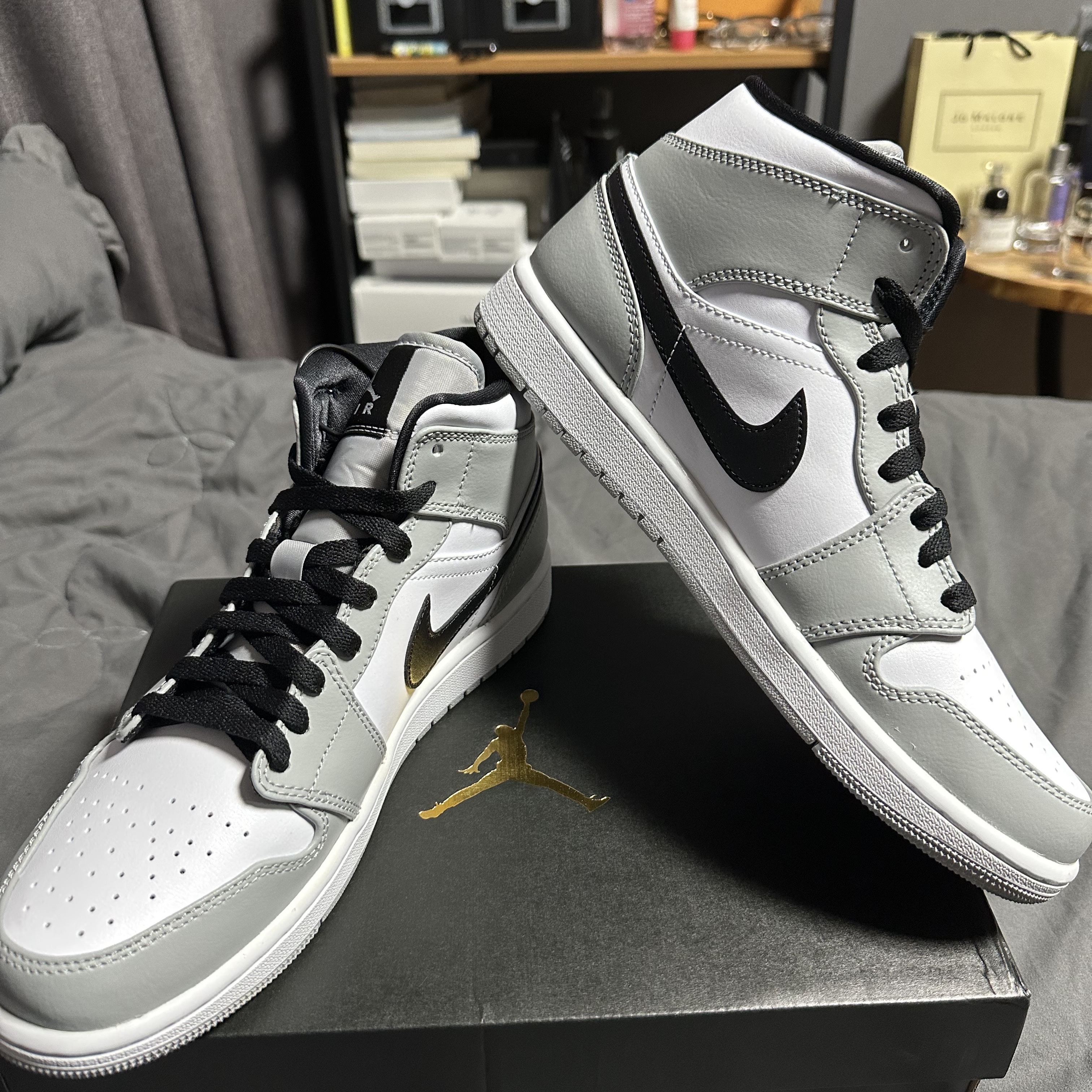 Jordan 1 Mid Light Smoke Grey 착용 스타일 - 2