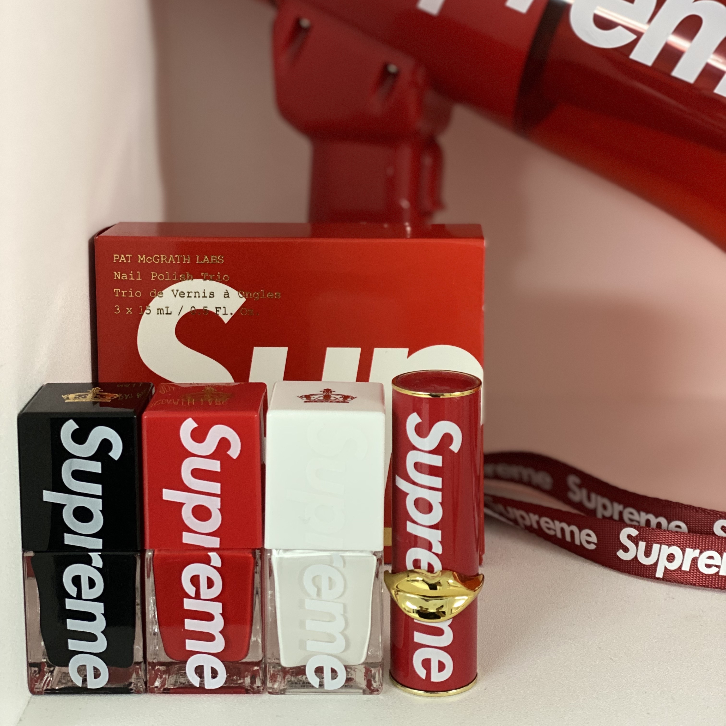 Supreme Pat McGrath Labs Nail Polish Multicolor (Set of 3), Supreme Pyle Waterproof Megaphone Red - 21FW 착용 스타일 - 2