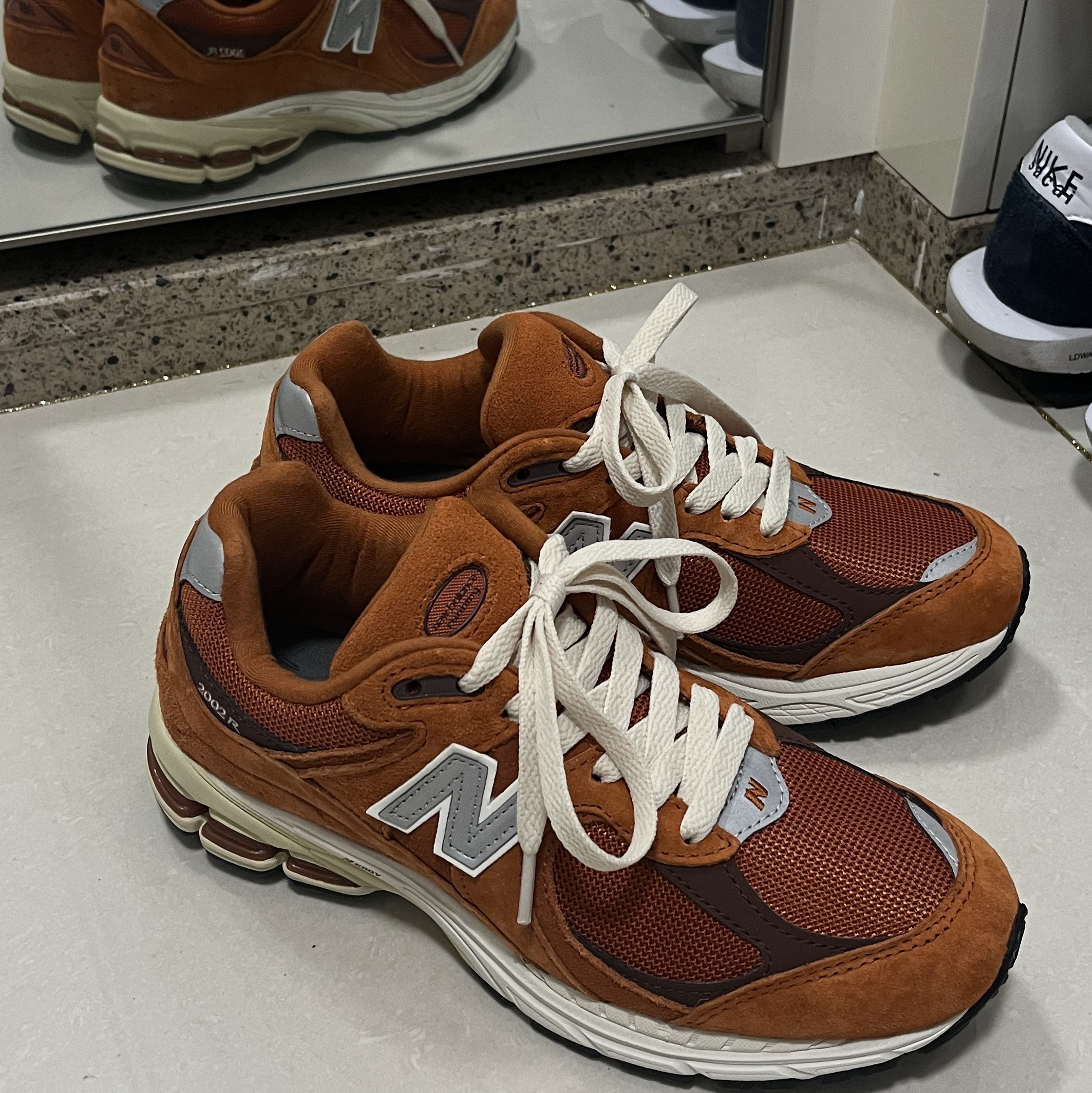 New Balance 2002R Rust Oxide 착용 스타일 - 1